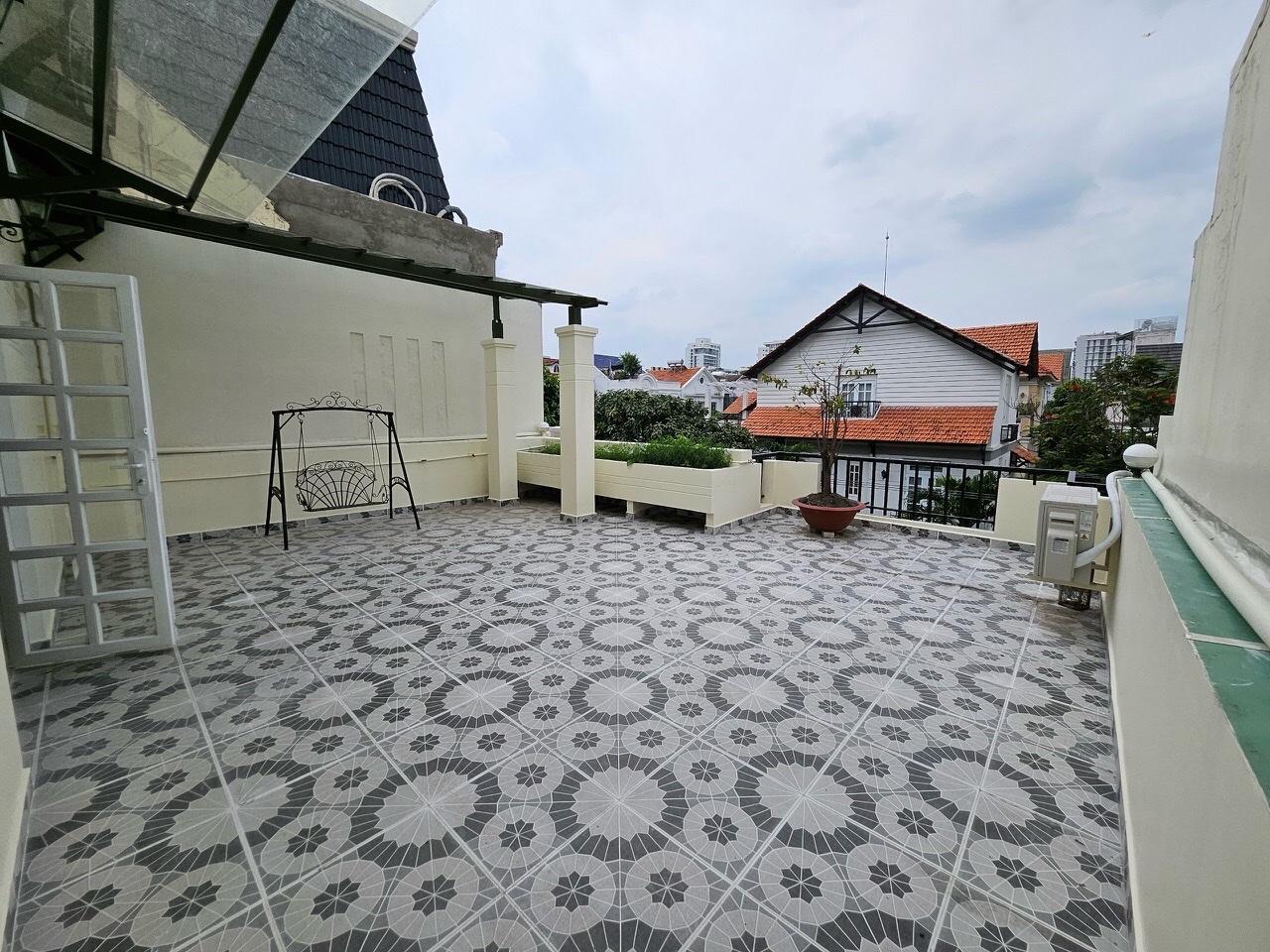 Cho thuê nhà phố Nam Thiên , phú mỹ hưng, quận 7. Diện tích: 8x18m, 5 phòng, nội thất cơ bản . Thích hợp để ở hoặc làm văn phòng. Khu an nình, giá chỉ 50 triêu/ tháng. Qúy khách xem nhà liên hệ: hotline Ngọc Thư ( zalo, viber) - 6139