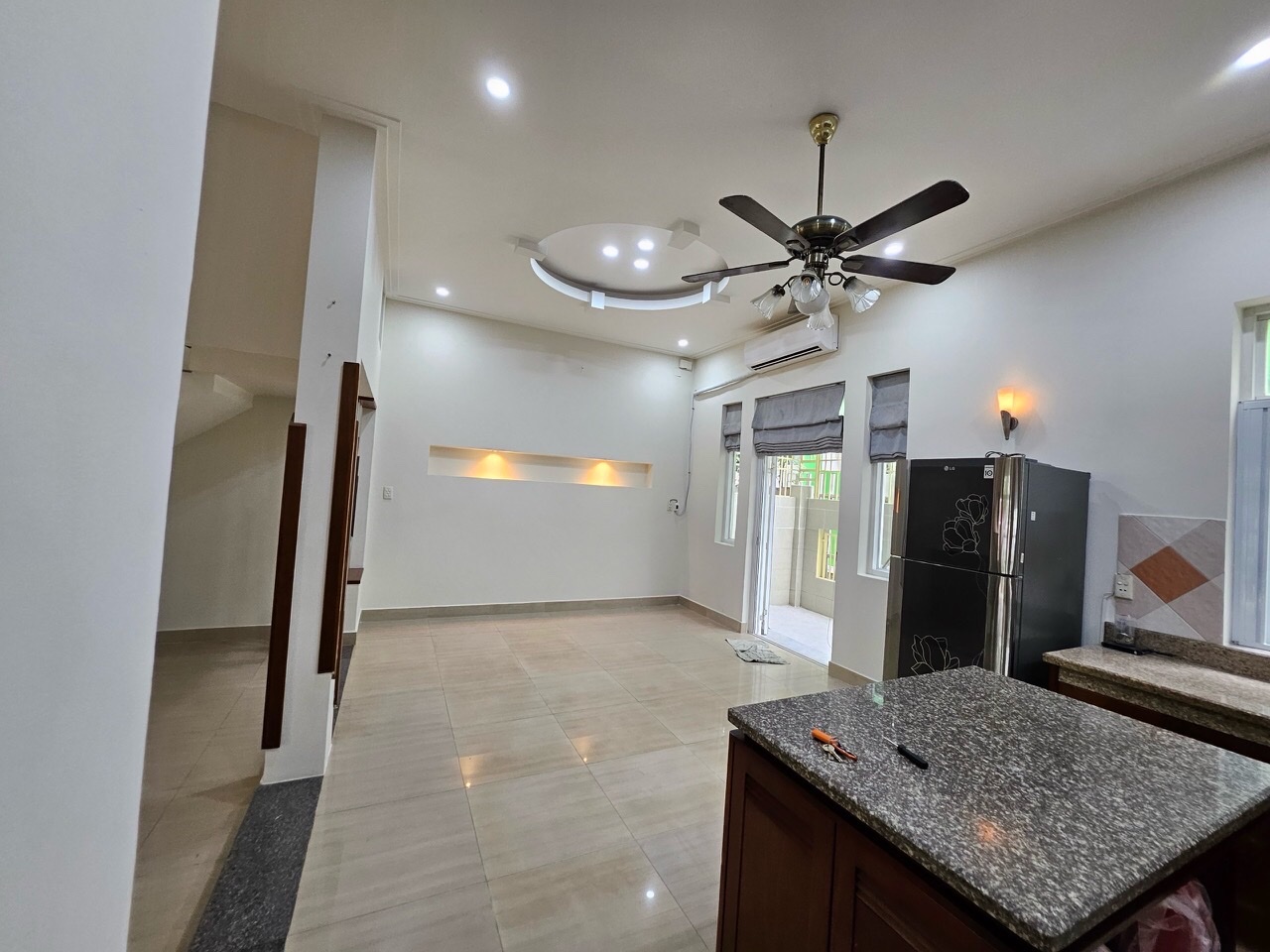 Cho thuê nhà phố Nam Thiên , phú mỹ hưng, quận 7. Diện tích: 8x18m, 5 phòng, nội thất cơ bản . Thích hợp để ở hoặc làm văn phòng. Khu an nình, giá chỉ 50 triêu/ tháng. Qúy khách xem nhà liên hệ: hotline Ngọc Thư ( zalo, viber) - 6137