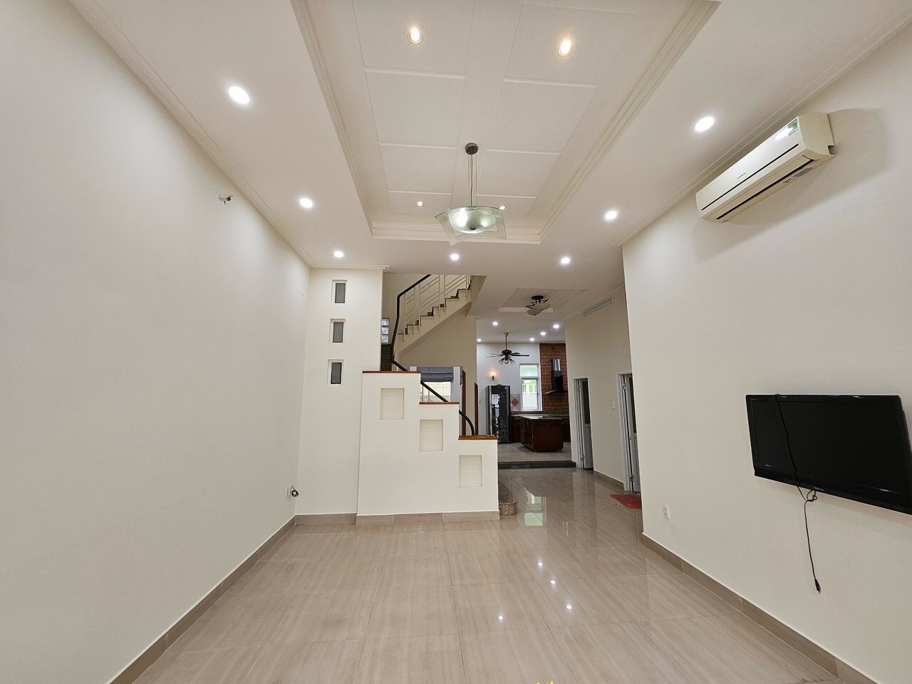 Cho thuê nhà phố Nam Thiên , phú mỹ hưng, quận 7. Diện tích: 8x18m, 5 phòng, nội thất cơ bản . Thích hợp để ở hoặc làm văn phòng. Khu an nình, giá chỉ 50 triêu/ tháng. Qúy khách xem nhà liên hệ: hotline Ngọc Thư ( zalo, viber) - 6135