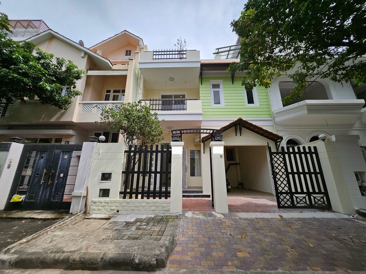 Cho thuê nhà phố Nam Thiên , phú mỹ hưng, quận 7. Diện tích: 8x18m, 5 phòng, nội thất cơ bản . Thích hợp để ở hoặc làm văn phòng. Khu an nình, giá chỉ 50 triêu/ tháng. Qúy khách xem nhà liên hệ: hotline Ngọc Thư ( zalo, viber)