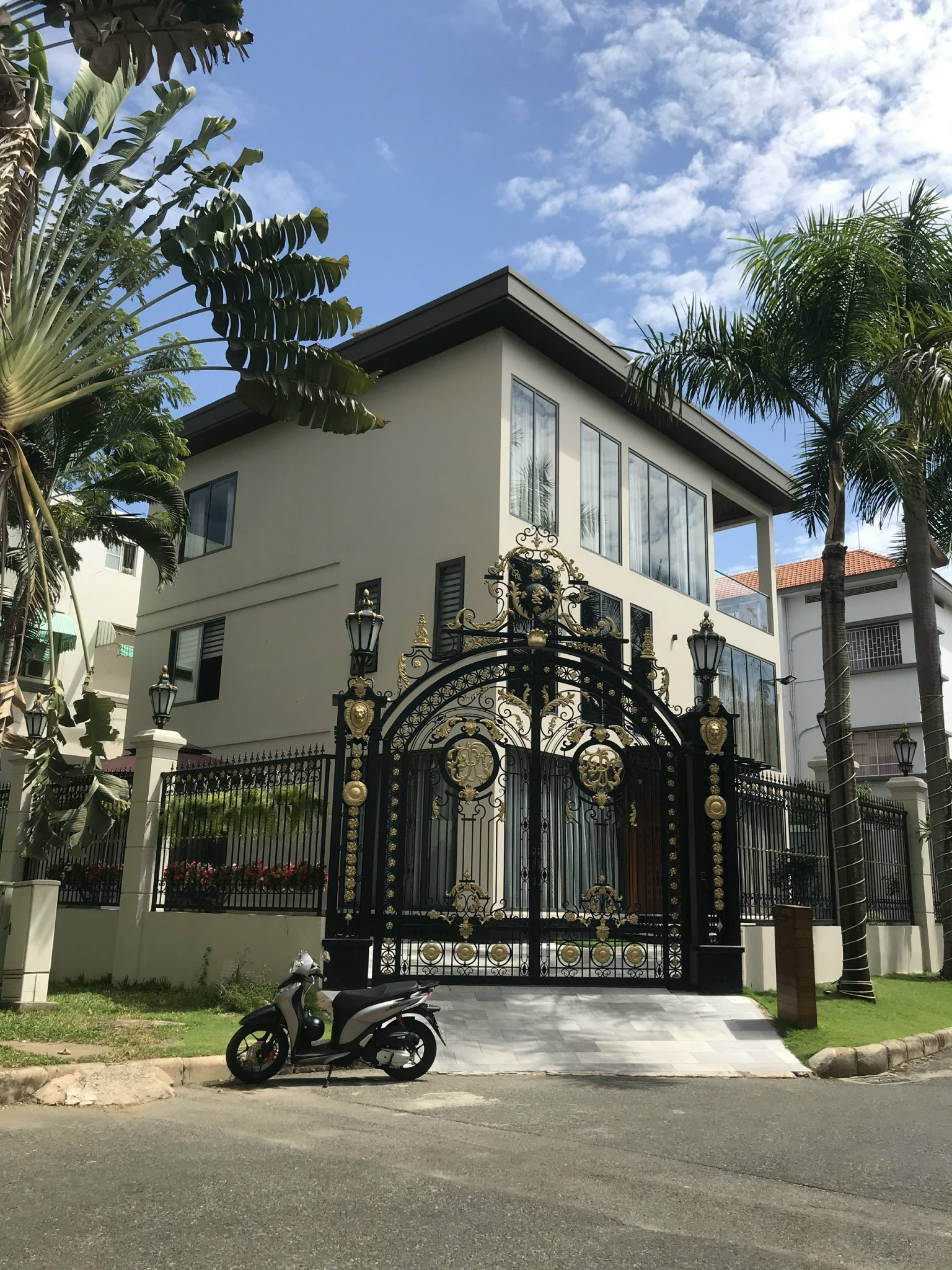 Cho Thuê Villa Đơn Lập Góc Công Viên - Có Hồ Bơi Và sân Vườn Rông - Khu Cảnh Đồi - Phú Mỹ Hưng. DT: 422m2 (22x19.2m) Với Thiết Kế 5 Phòng Ngủ Và Kính Xung Quanh nhà. Hiện Trang Full Nội Thất Cao Cấp - Sang Trọng. Em Luân - 6163