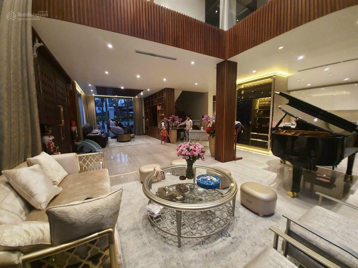 Cho Thuê Villa Đơn Lập Góc Công Viên - Có Hồ Bơi Và sân Vườn Rông - Khu Cảnh Đồi - Phú Mỹ Hưng. DT: 422m2 (22x19.2m) Với Thiết Kế 5 Phòng Ngủ Và Kính Xung Quanh nhà. Hiện Trang Full Nội Thất Cao Cấp - Sang Trọng. Em Luân - 6168