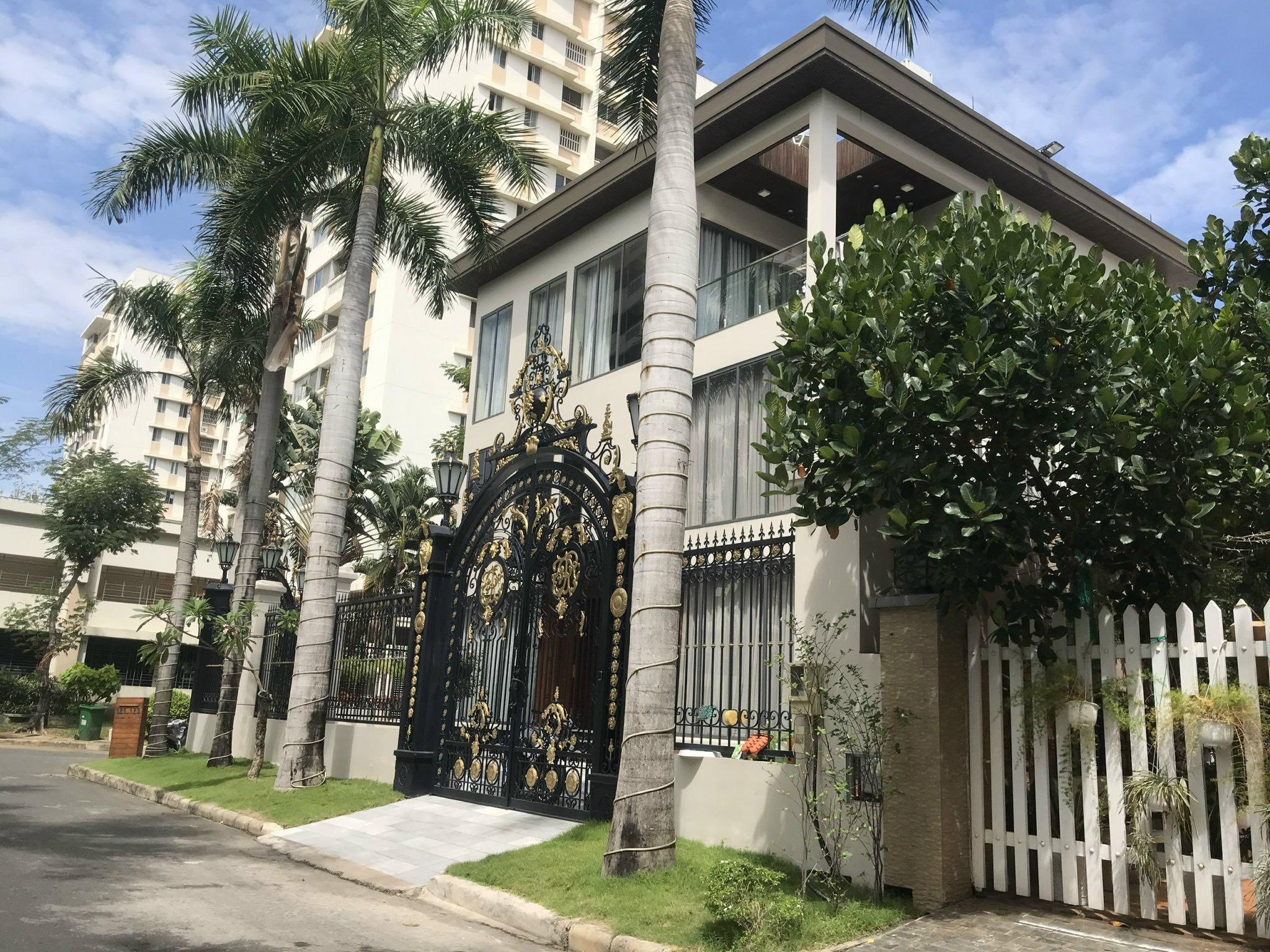 Cho Thuê Villa Đơn Lập Góc Công Viên - Có Hồ Bơi Và sân Vườn Rông - Khu Cảnh Đồi - Phú Mỹ Hưng. DT: 422m2 (22x19.2m) Với Thiết Kế 5 Phòng Ngủ Và Kính Xung Quanh nhà. Hiện Trang Full Nội Thất Cao Cấp - Sang Trọng. Em Luân - 6164