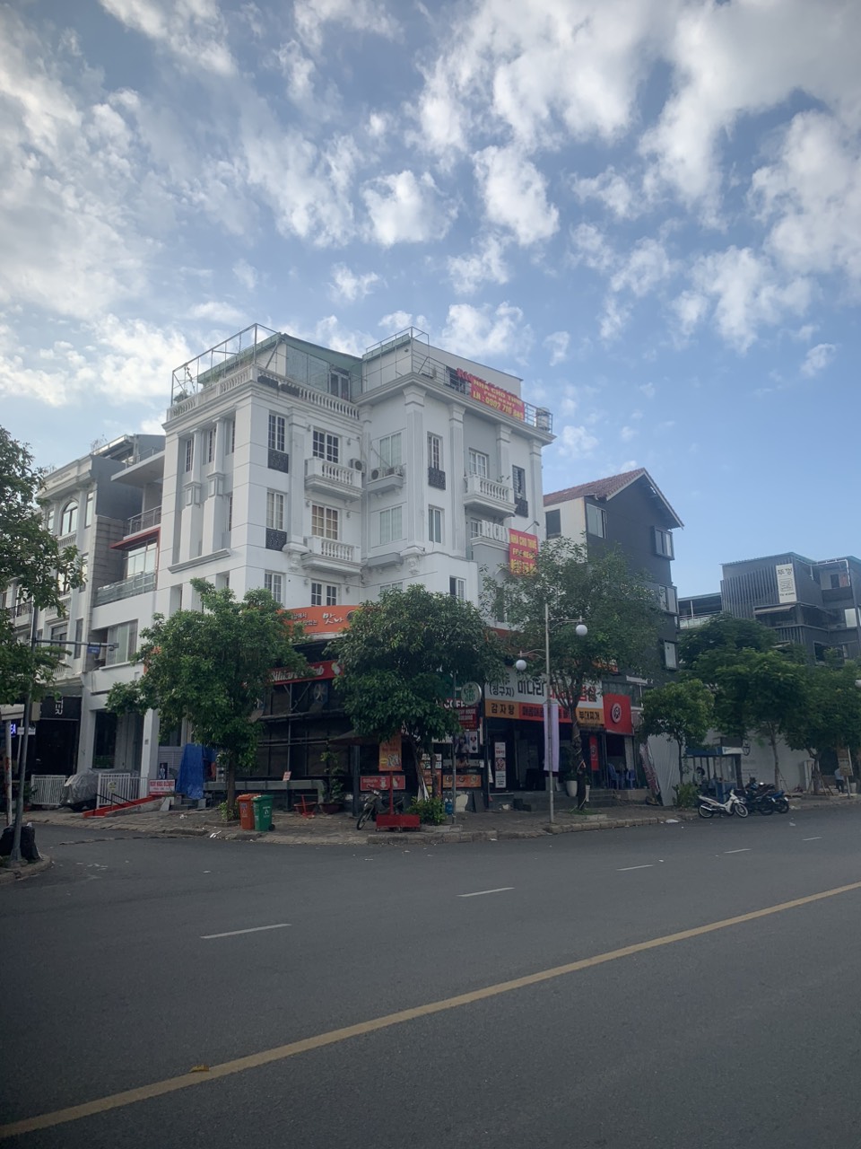Cho thuê nhà căn góc 2 mặt tiền Bùi Bằng Đoàn, Phú mỹ hưng, Q7. Diện tích: 12x18,5m. Hầm , trệt, lửng, 4 lầu , Gía chỉ 200tr/ tháng. Liên hệ:  hotline Ngọc Thư ( zalo, viber)