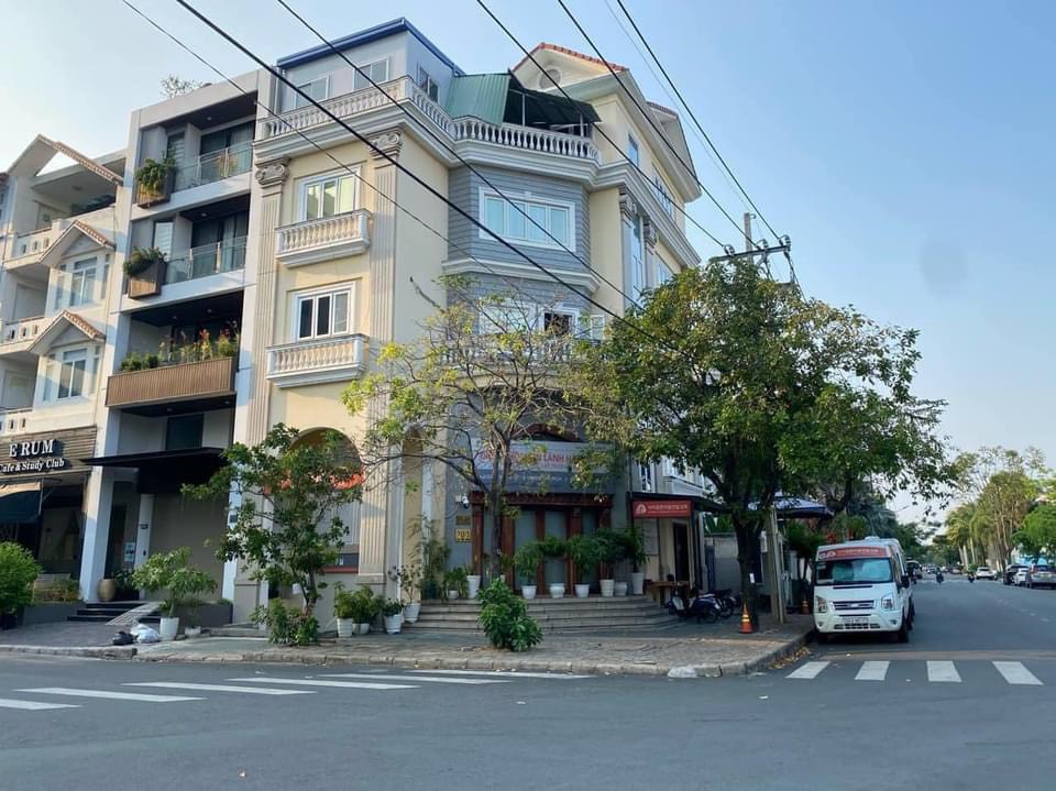 Cho thuê căn góc nhà phố Nam Quang, phú mỹ hưng, quận 7. Diện tích: 12x18.5 m , xây hầm, trệt, 3 lầu, thang máy. Gía chỉ 120 tr/th. Liên hệ: hotline Ngọc Thư ( zalo, viber)