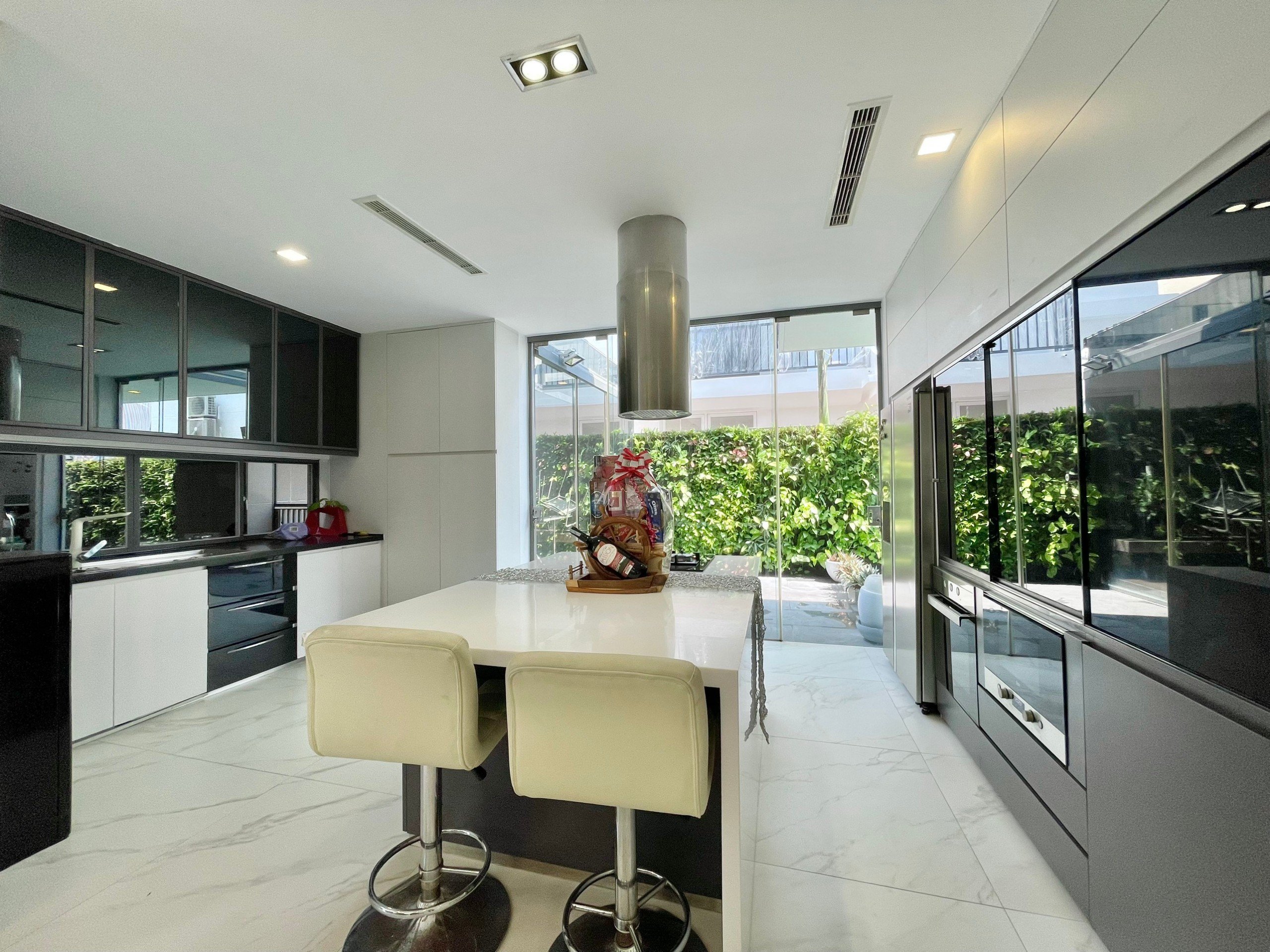 Cho thuê biệt thự có hồ bơi Mỹ Tú, phú mỹ hưng, quận 7. DTSD: 500m, 4 phòng ngủ, phòng khách, sân vườn, gara ô tô, giá chỉ: 125tr/ tháng. Qúy khách xem nhà liên hệ hotline Ngọc Thư ( zalo, viber) - 6240