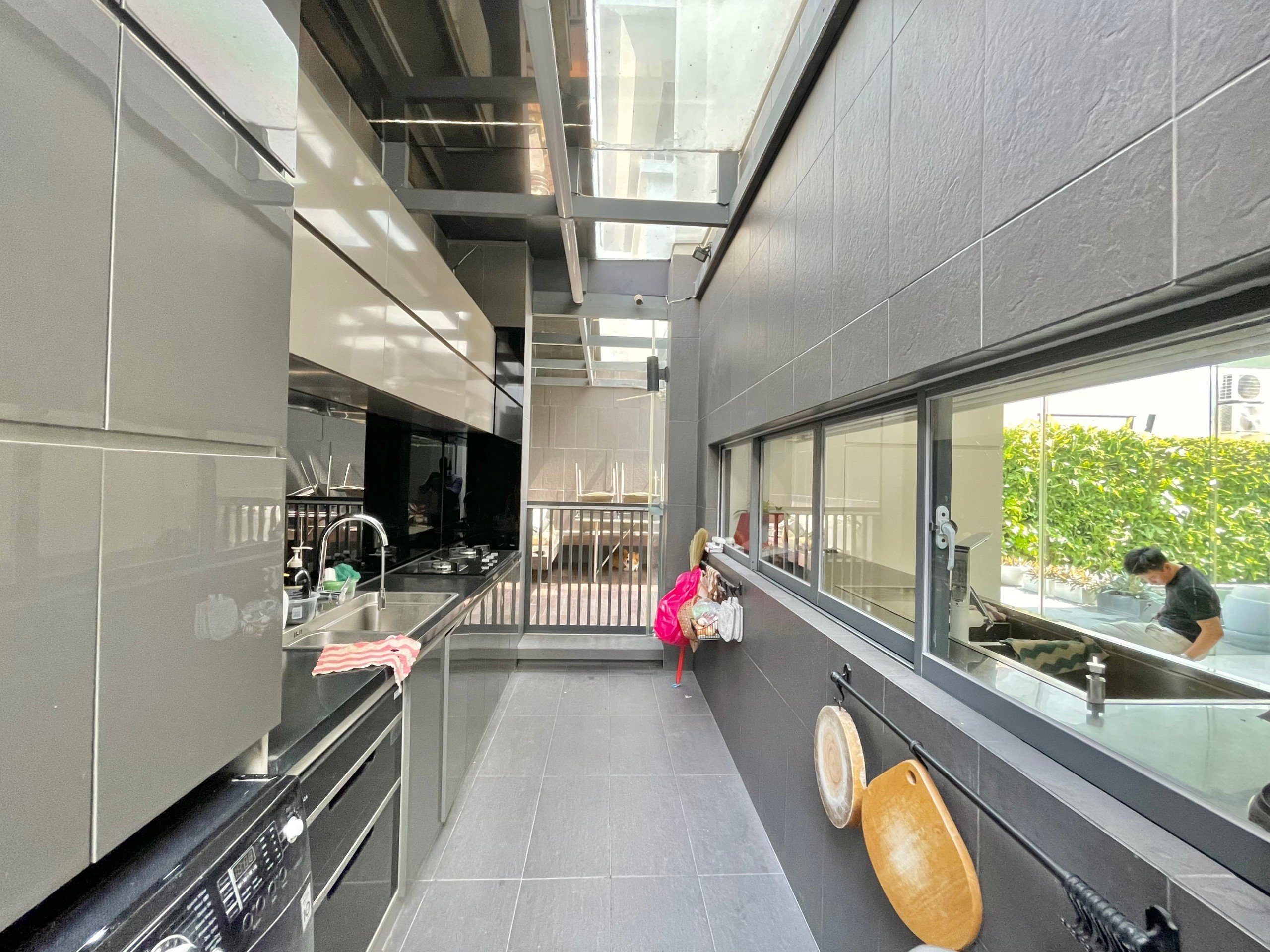 Cho thuê biệt thự có hồ bơi Mỹ Tú, phú mỹ hưng, quận 7. DTSD: 500m, 4 phòng ngủ, phòng khách, sân vườn, gara ô tô, giá chỉ: 125tr/ tháng. Qúy khách xem nhà liên hệ hotline Ngọc Thư ( zalo, viber) - 6241