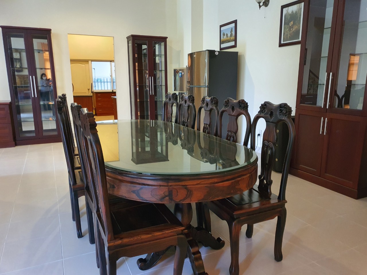 Cho thuê biệt thự đơn lập Mỹ Phú, phú mỹ hưng, quận 7. DTSD:  500m, 4 phòng ngủ, sân vườn, gara ô tô, hướng Đông Nam, đường lớn, đối diện công viên, giá:100tr/ tháng. Qúy khách xem nhà liên hệ: hotline Ngọc Thư ( zalo, viber) - 6261