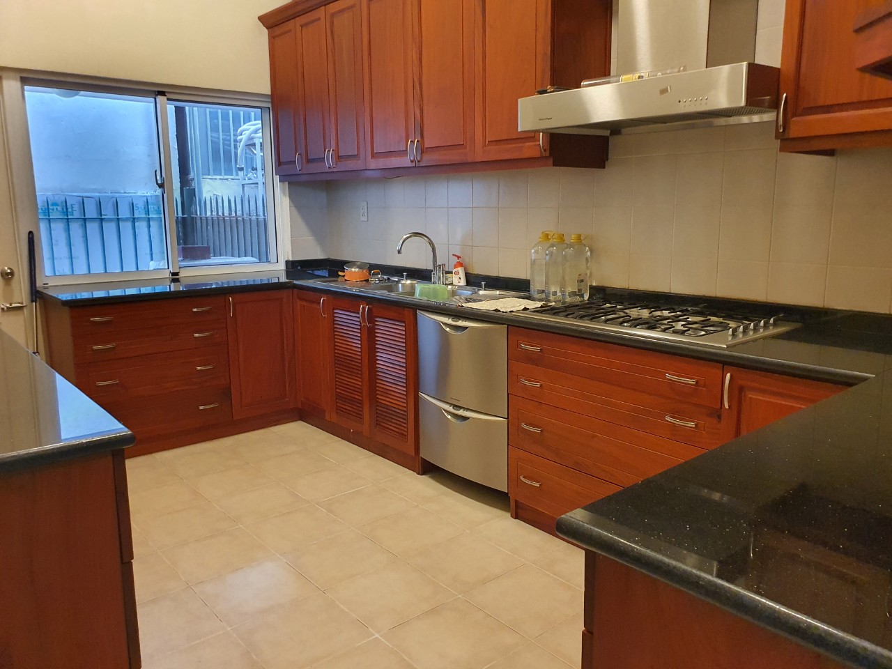 Cho thuê biệt thự đơn lập Mỹ Phú, phú mỹ hưng, quận 7. DTSD:  500m, 4 phòng ngủ, sân vườn, gara ô tô, hướng Đông Nam, đường lớn, đối diện công viên, giá:100tr/ tháng. Qúy khách xem nhà liên hệ: hotline Ngọc Thư ( zalo, viber) - 6262