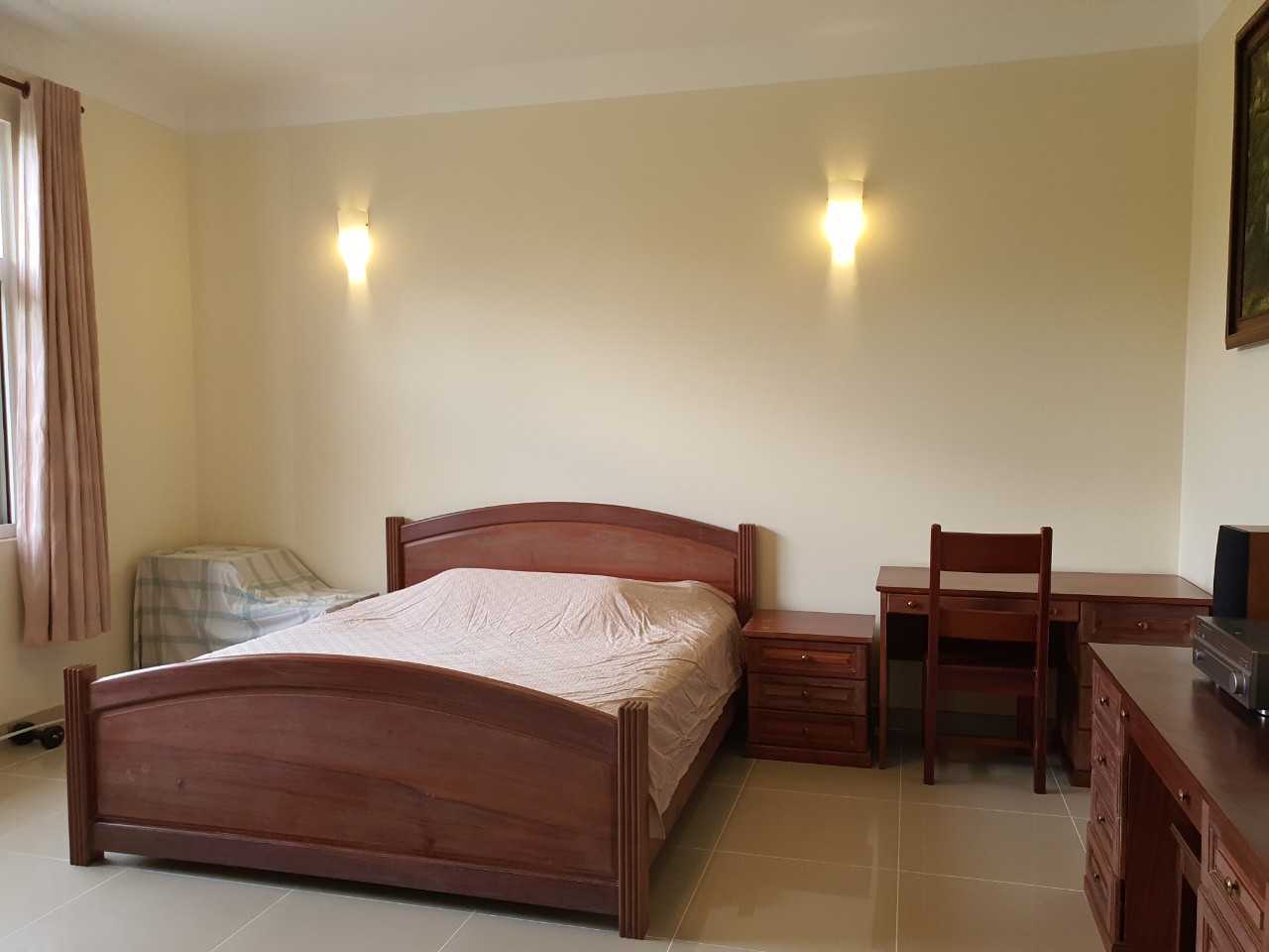 Cho thuê biệt thự đơn lập Mỹ Phú, phú mỹ hưng, quận 7. DTSD:  500m, 4 phòng ngủ, sân vườn, gara ô tô, hướng Đông Nam, đường lớn, đối diện công viên, giá:100tr/ tháng. Qúy khách xem nhà liên hệ: hotline Ngọc Thư ( zalo, viber) - 6263