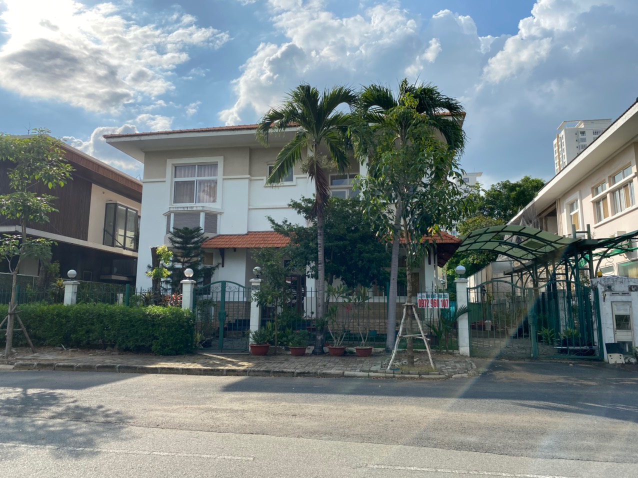 Cho thuê biệt thự đơn lập Mỹ Phú, phú mỹ hưng, quận 7. DTSD:  500m, 4 phòng ngủ, sân vườn, gara ô tô, hướng Đông Nam, đường lớn, đối diện công viên, giá:100tr/ tháng. Qúy khách xem nhà liên hệ: hotline Ngọc Thư ( zalo, viber) - 6259