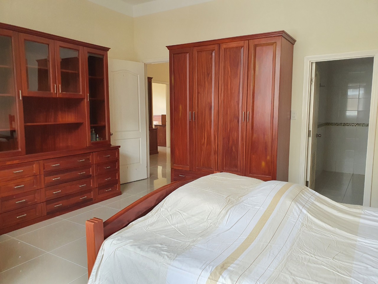 Cho thuê biệt thự đơn lập Mỹ Phú, phú mỹ hưng, quận 7. DTSD:  500m, 4 phòng ngủ, sân vườn, gara ô tô, hướng Đông Nam, đường lớn, đối diện công viên, giá:100tr/ tháng. Qúy khách xem nhà liên hệ: hotline Ngọc Thư ( zalo, viber) - 6264
