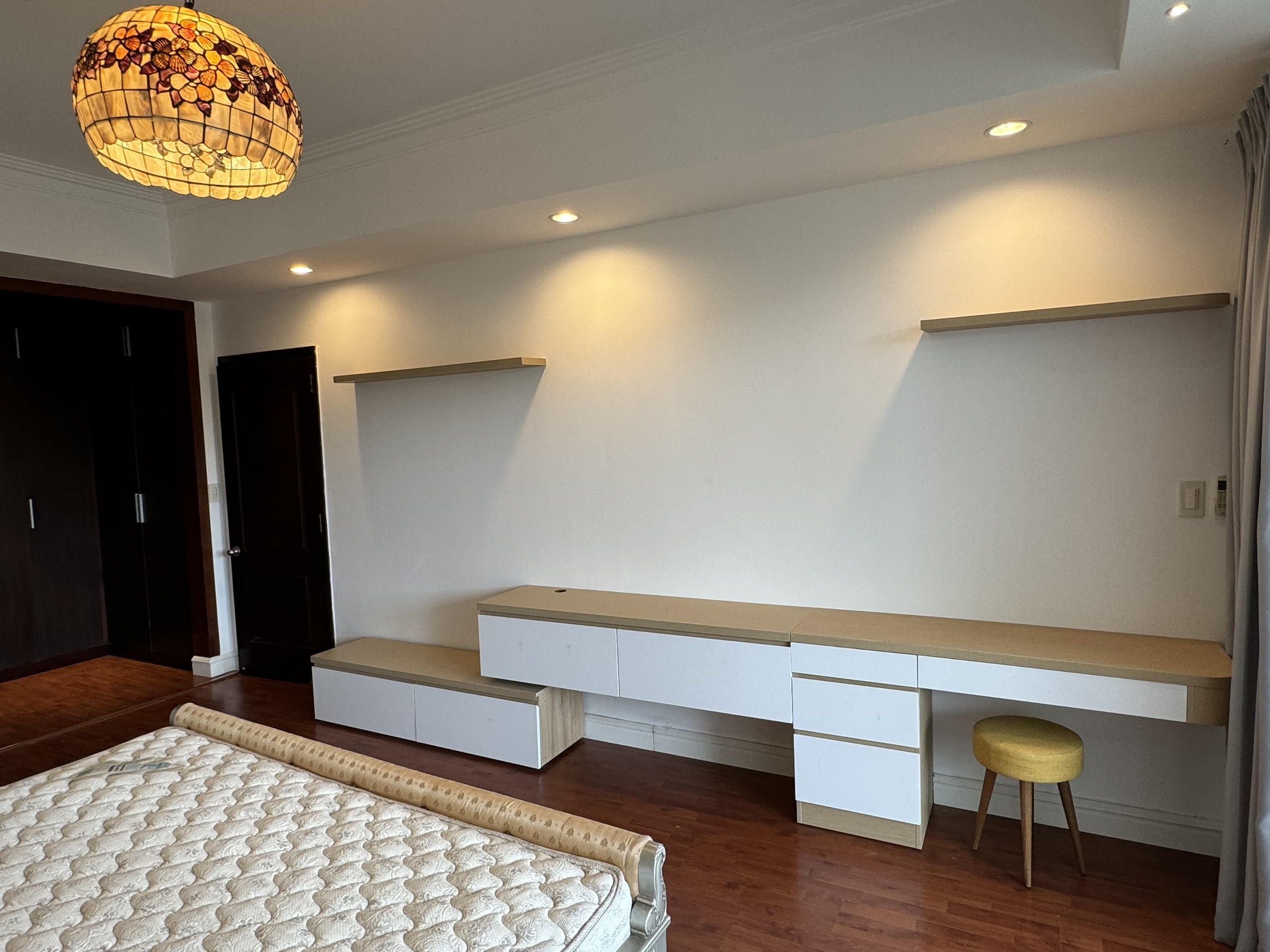 Cho thuê căn hộ Grand view 180m, có sân vườn, 3 phòng ngủ, nhà đầy đủ nội thất, giá chỉ: 43 triệu/ tháng. Liên hệ: hotline Ngọc Thư xem nhà - 6396