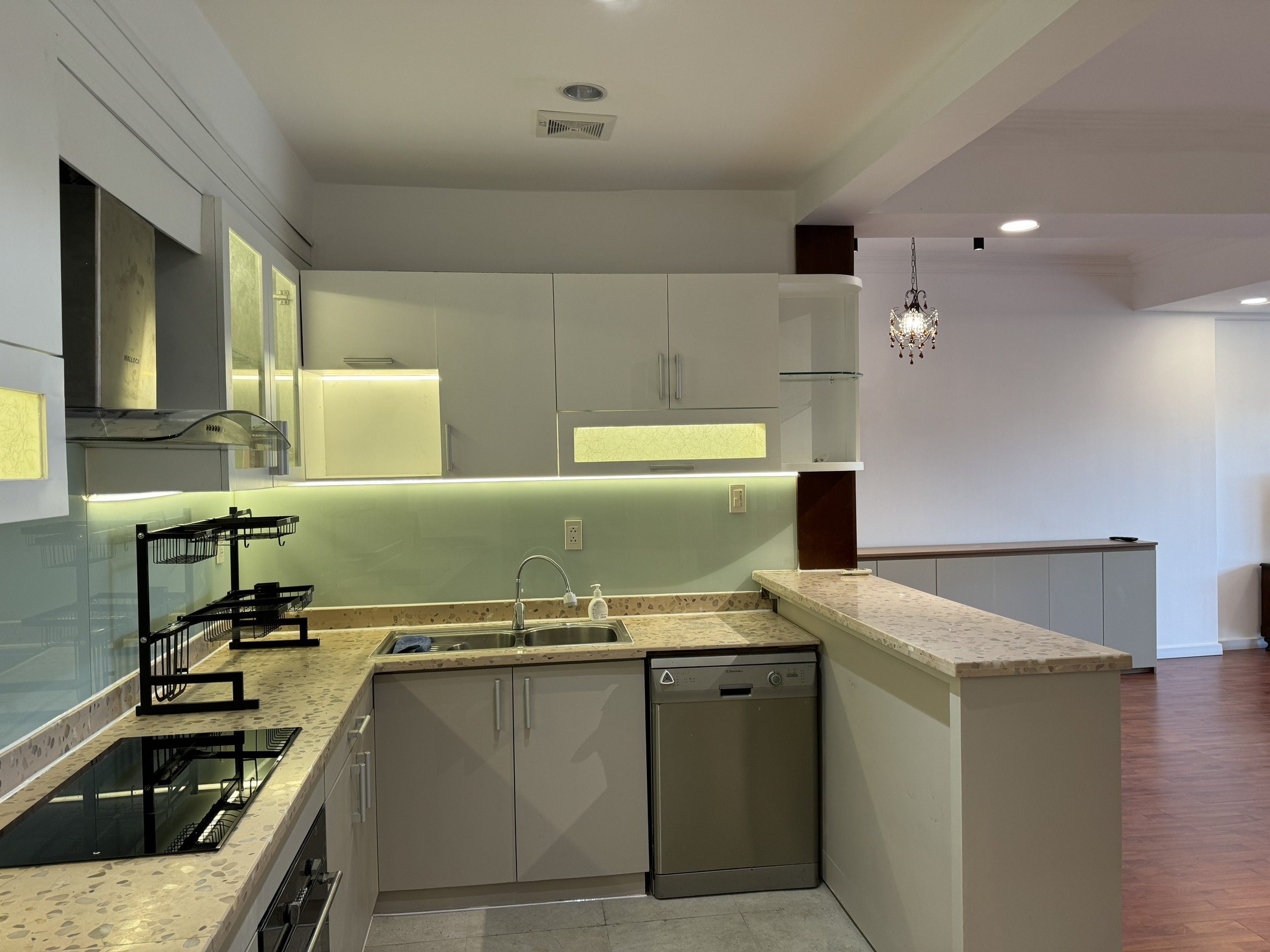 Cho thuê căn hộ Grand view 180m, có sân vườn, 3 phòng ngủ, nhà đầy đủ nội thất, giá chỉ: 43 triệu/ tháng. Liên hệ: hotline Ngọc Thư xem nhà - 6395