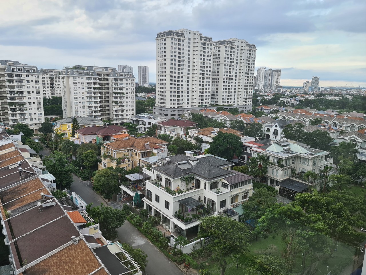 Cho thuê căn hộ cao cấp Ascentia, phú mỹ hưng, quận 7. Diện tích: 49m, 1 phòng ngủ, view biệt thự, nội thất đầy đủ vào ở ngay. Gía chỉ có 18tr/ tháng. Liên hệ xem nhà ngay: hotline Ngọc Thư ( zalo, viber) - 6490