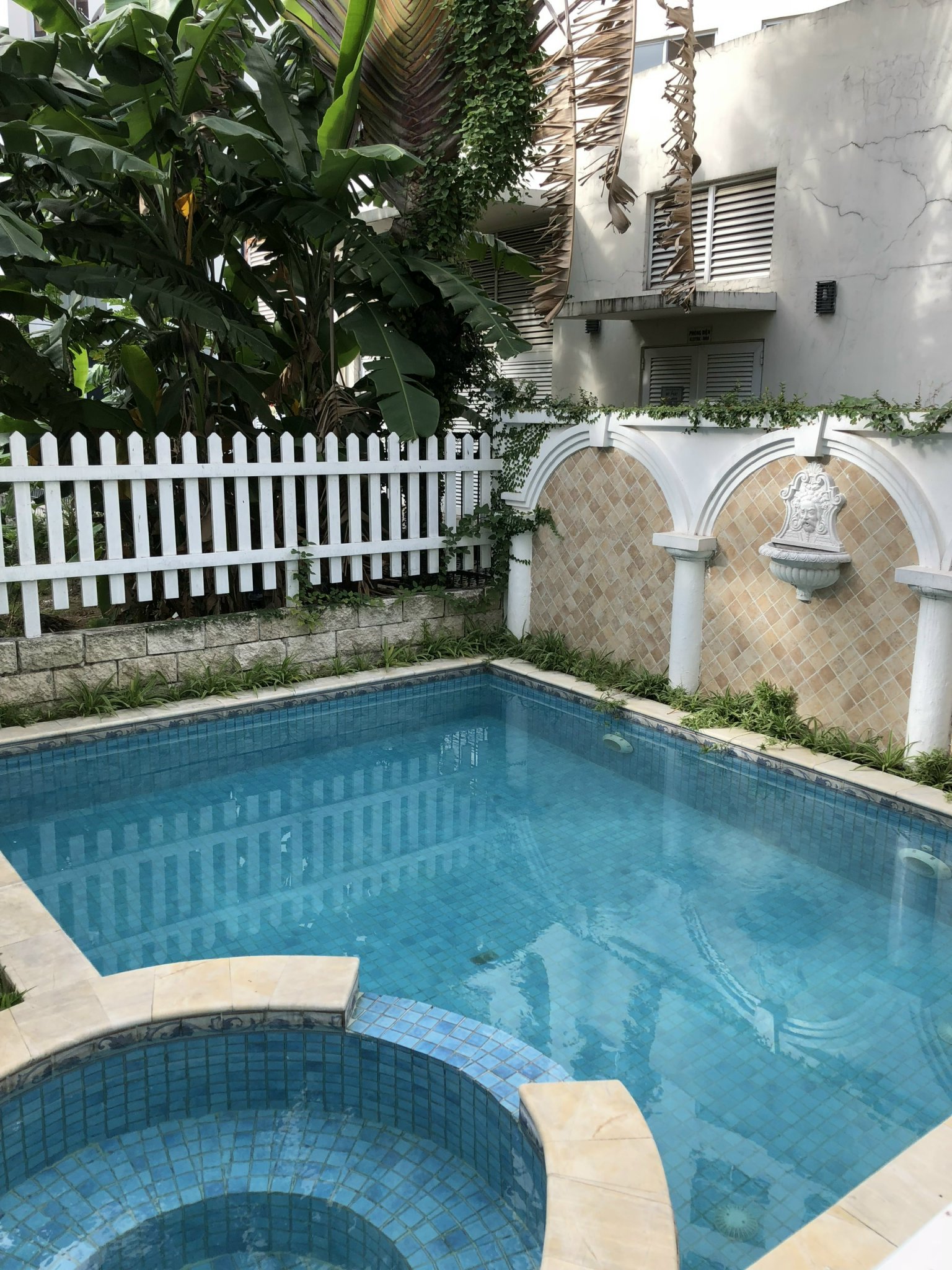 Cho thuê căn biệt thự đơn lập Nam Quang, Phú Mỹ Hưng. Diện tích sử dụng 400m, 5 phòng ngủ, nội thất đầy đủ, Có hồ bơi. Giá chỉ 75 triệu/ tháng. Quý khách xem nhà liên hệ: hotline Ngọc Thư ( zalo, viber) - 6501