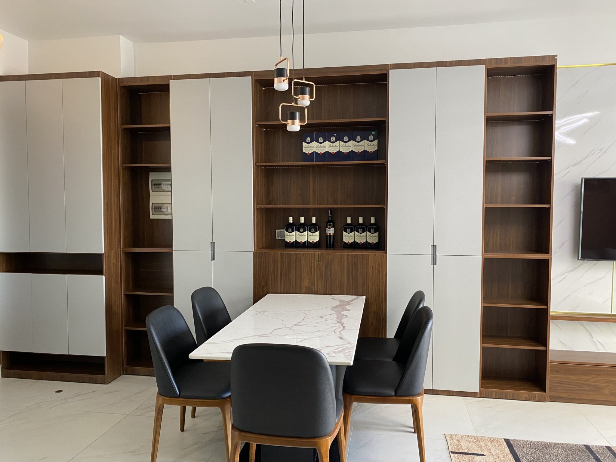 Cho thuê căn hộ Midtown Phú Mỹ Hưng. Diện tích: 82m, 2 phòng ngủ, nội thất đầy đủ, có ô xe tầng hầm. Giá chỉ 25 triệu/ tháng. Quý khách xem nhà liên hệ: hotline  Ngọc Thư - 6548