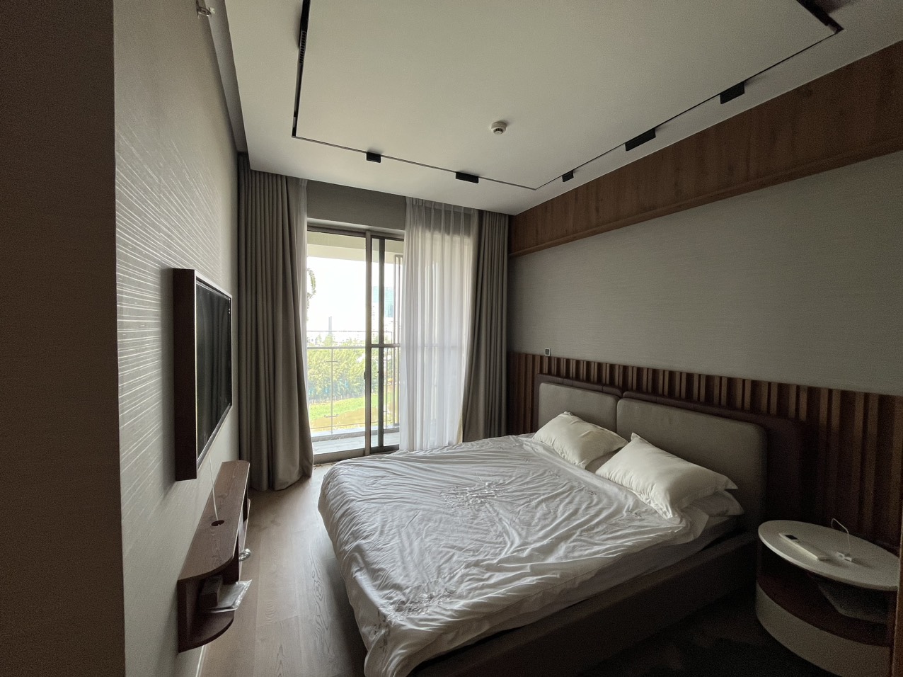 Bán nhanh căn hộ Midtown The Synatrue phú mỹ hưng, quận 7. Diện tích: 130m, 3 phòng ngủ, nội thất cao câp nhà ở nên đầu tư kỹ, giá chỉ 13,5 tỷ ( thương lượng). Liên hệ xem nhà: hotline Ngọc thư ( zalo, viber) - 6568