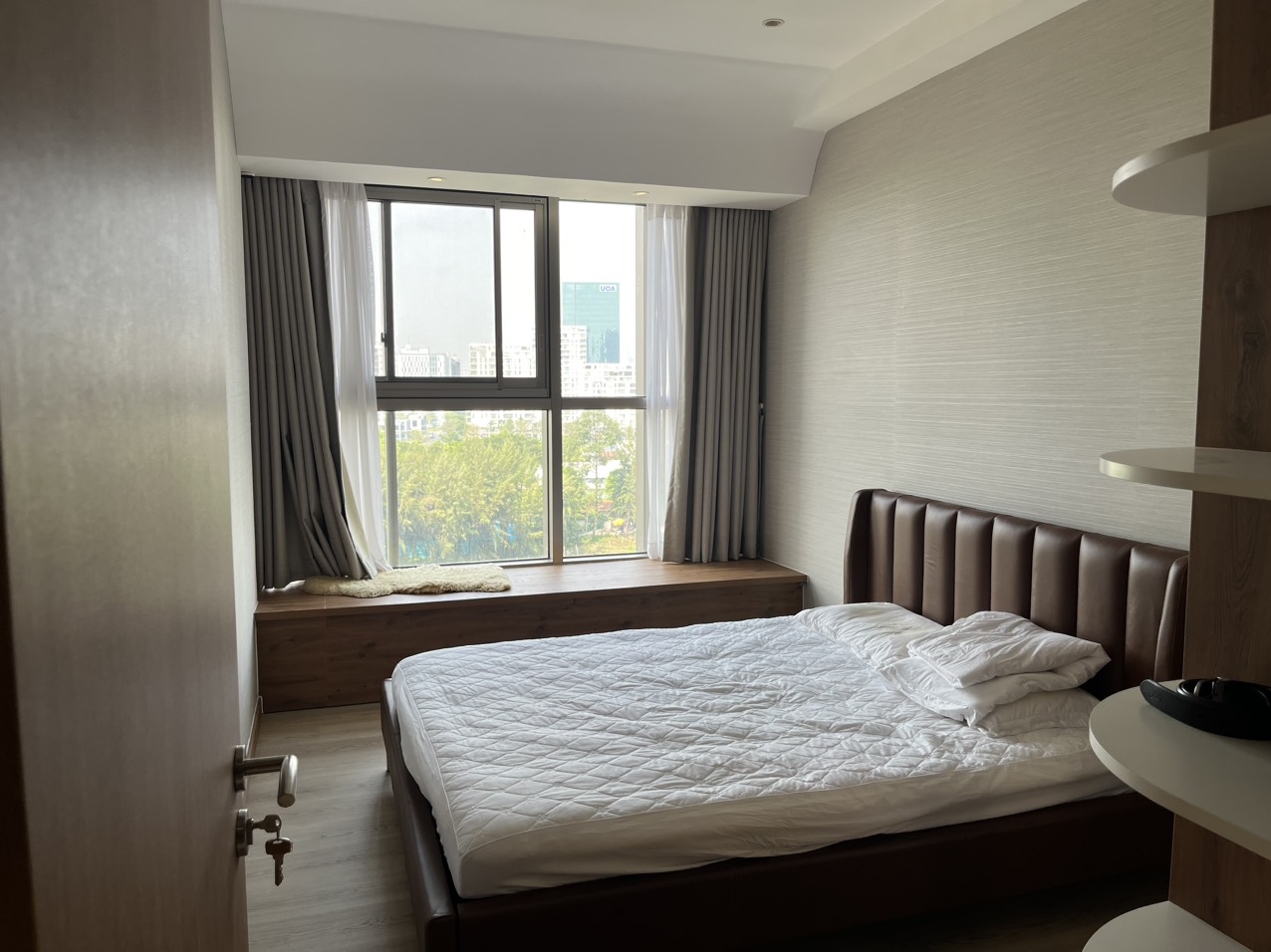 Bán nhanh căn hộ Midtown The Synatrue phú mỹ hưng, quận 7. Diện tích: 130m, 3 phòng ngủ, nội thất cao câp nhà ở nên đầu tư kỹ, giá chỉ 13,5 tỷ ( thương lượng). Liên hệ xem nhà: hotline Ngọc thư ( zalo, viber) - 6569
