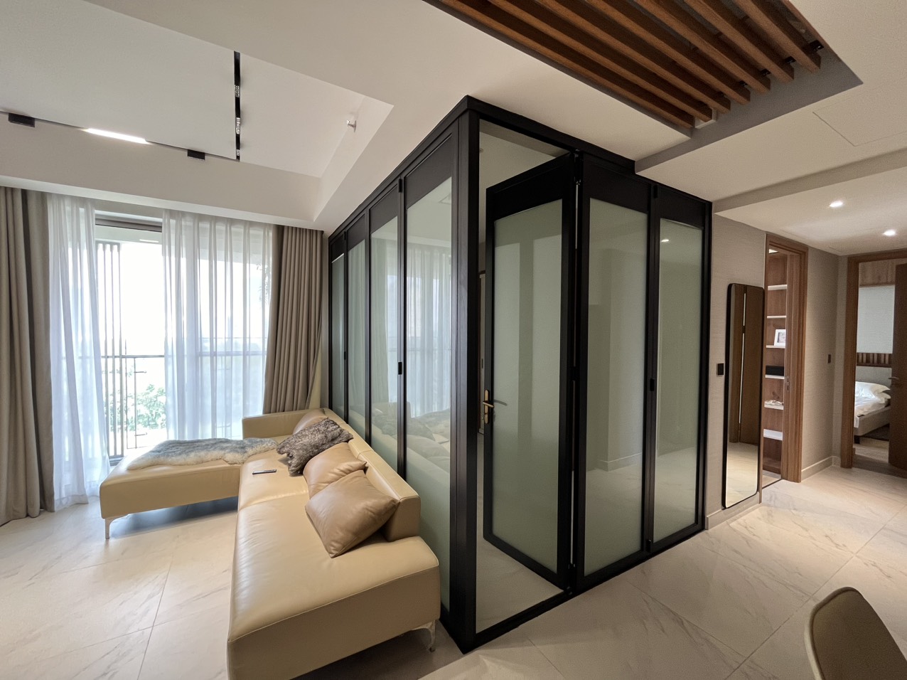 Bán nhanh căn hộ Midtown The Synatrue phú mỹ hưng, quận 7. Diện tích: 130m, 3 phòng ngủ, nội thất cao câp nhà ở nên đầu tư kỹ, giá chỉ 13,5 tỷ ( thương lượng). Liên hệ xem nhà: hotline Ngọc thư ( zalo, viber) - 6570