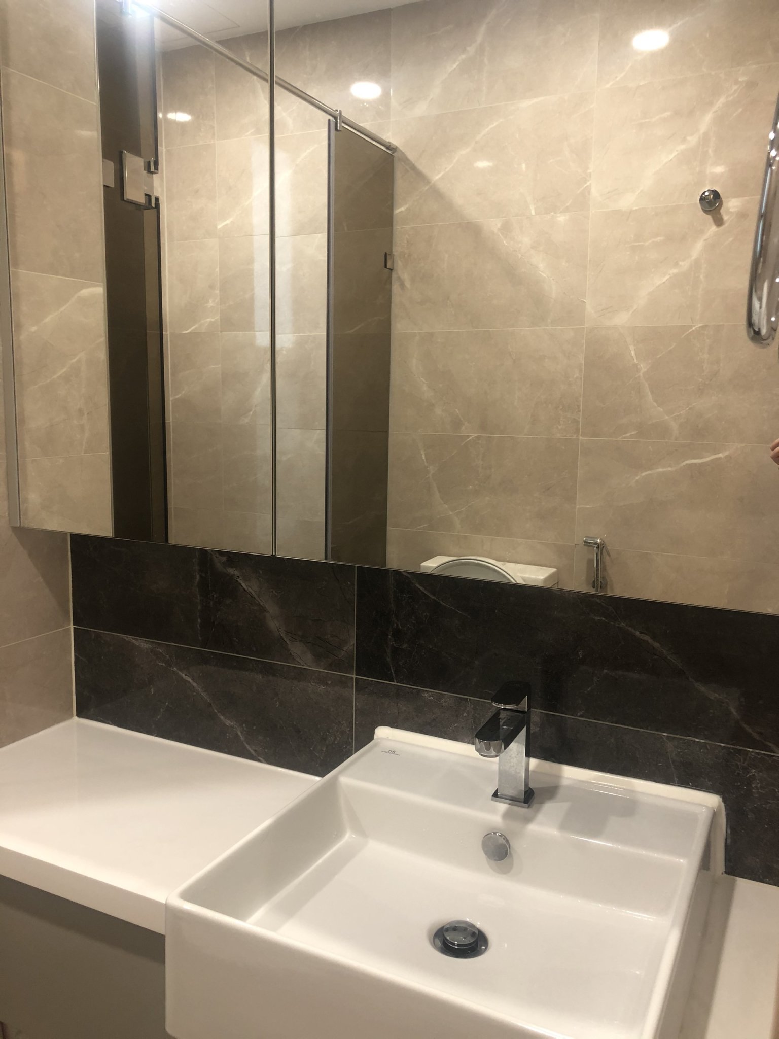 Cần bán căn hộ Hưng phúc Residence Premier Phú Mỹ Hưng. Diện tích:  69m, 2 phòng ngủ,2wc, nội thất đầy đủ, nhà đẹp. Đang cho thuê dài hạn. Giá chỉ: 4,9 tỷ. Quý khách xem nhà liên hệ: hotline Ngọc Thư ( zalo, viber) - 6607