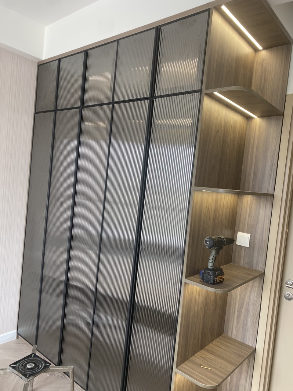 Bán căn hộ cao cấp The Antonia, phú mỹ hưng, quận 7. Diện tích: 78m, 2 phòng ngủ, Nhà nội thất hiện đại, sang trọng, lầu cao.  Gía chỉ 7 tỷ . Qúy khách xem nhà liên hệ: hotline Ngọc thư ( zalo, viber) - 6636
