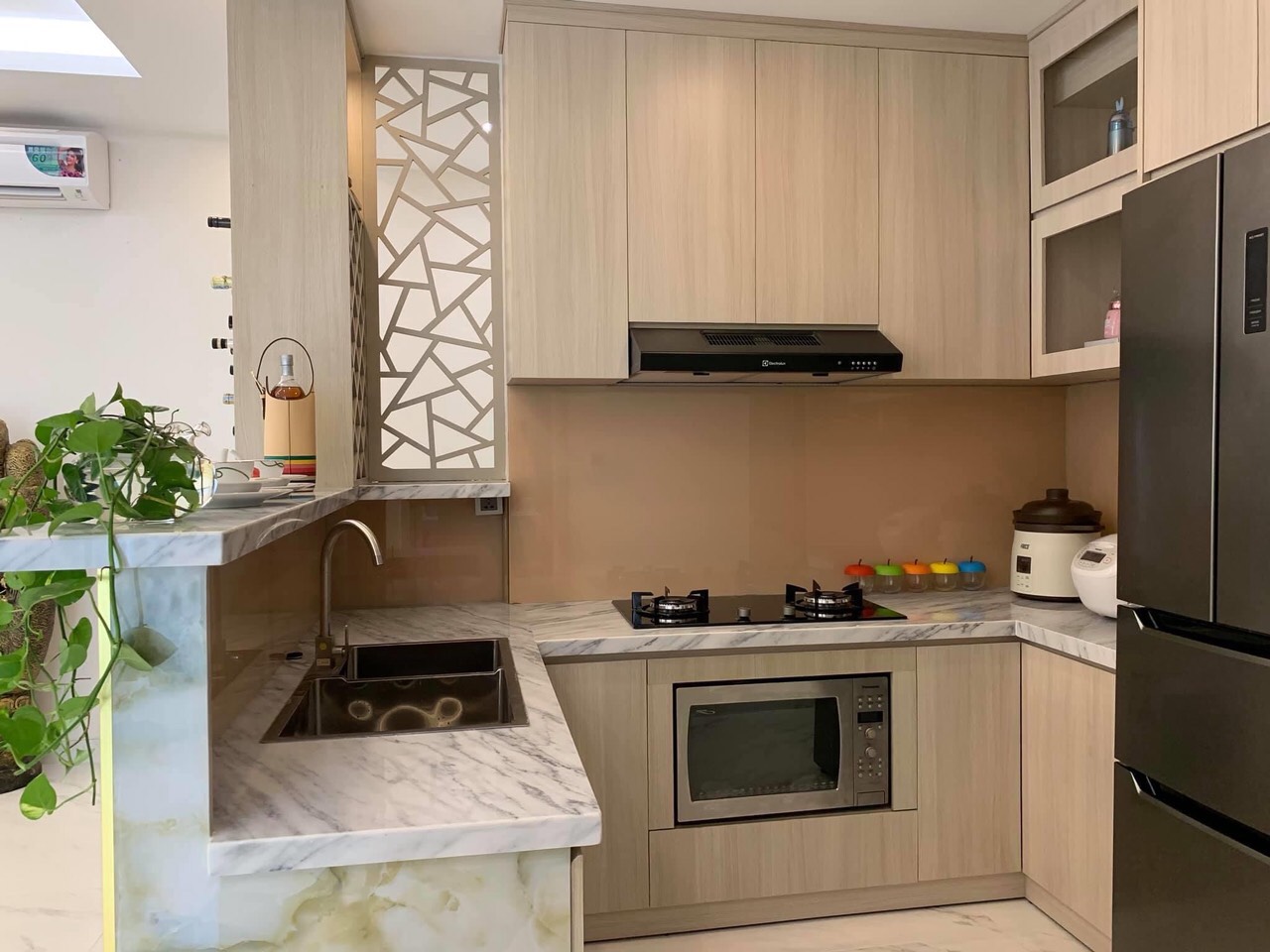 Bán gấp căn hộ cao cấp Midtown, phú mỹ hưng, quận 7. Diện tích: 99m, căn góc, 2 phòng ngủ, view biệt thự thoáng mát, Ô xe tầng hầm miễn phí.Giá chỉ 7,8 tỷ, sổ hồng. Qúy khách xem nhà: hotline Ngọc Thư - 6671