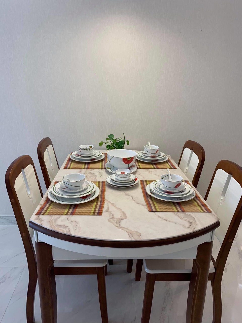 Bán gấp căn hộ cao cấp Midtown, phú mỹ hưng, quận 7. Diện tích: 99m, căn góc, 2 phòng ngủ, view biệt thự thoáng mát, Ô xe tầng hầm miễn phí.Giá chỉ 7,8 tỷ, sổ hồng. Qúy khách xem nhà: hotline Ngọc Thư - 6672