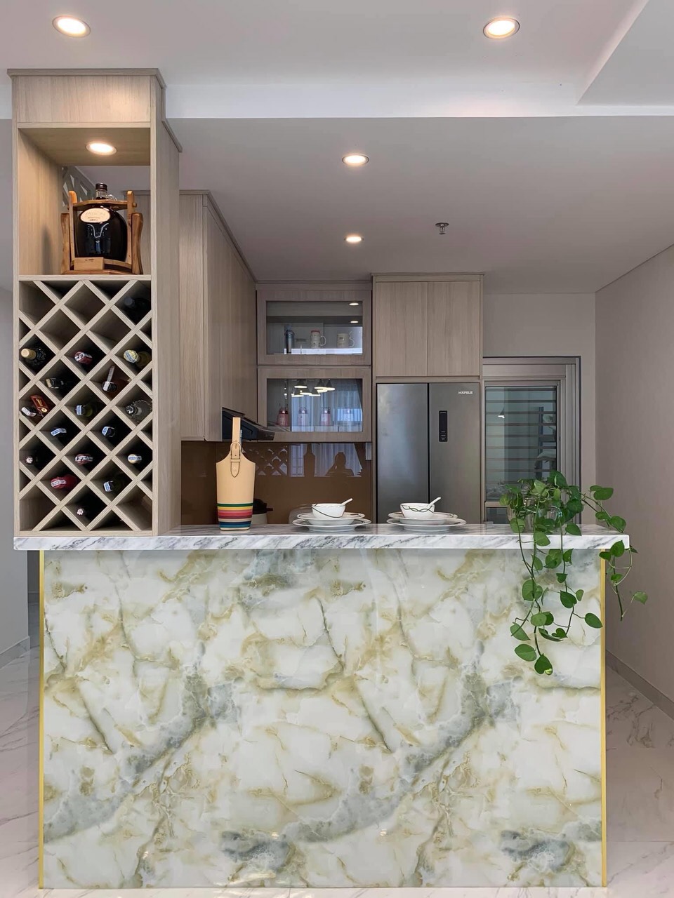Bán gấp căn hộ cao cấp Midtown, phú mỹ hưng, quận 7. Diện tích: 99m, căn góc, 2 phòng ngủ, view biệt thự thoáng mát, Ô xe tầng hầm miễn phí.Giá chỉ 7,8 tỷ, sổ hồng. Qúy khách xem nhà: hotline Ngọc Thư - 6673