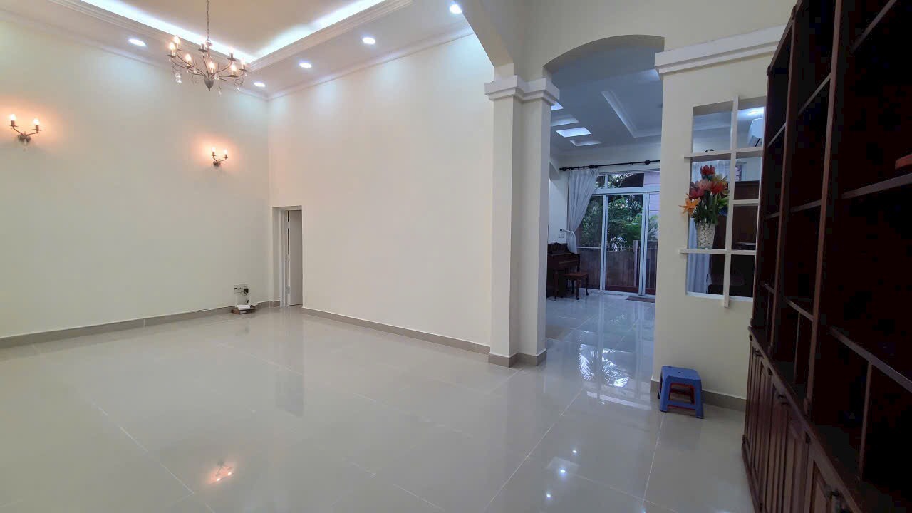 Cần bán gấp nhà phố vườn Mỹ Giang - Phú Mỹ Hưng- Quận 7. Diện tích: 7x18m, 4 phòng ngủ. Nhà đang cho thuê dài hạn, khu na ninh, hướng Tây Nam. Gía chỉ 34 tỷ ( thương lượng). Anh chị xem nhà liên hệ: hotline Ngọc Thư ( zalo, viber) - 6700