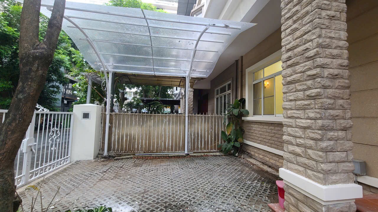 Cần bán gấp nhà phố vườn Mỹ Giang - Phú Mỹ Hưng- Quận 7. Diện tích: 7x18m, 4 phòng ngủ. Nhà đang cho thuê dài hạn, khu na ninh, hướng Tây Nam. Gía chỉ 34 tỷ ( thương lượng). Anh chị xem nhà liên hệ: hotline Ngọc Thư ( zalo, viber) - 6702