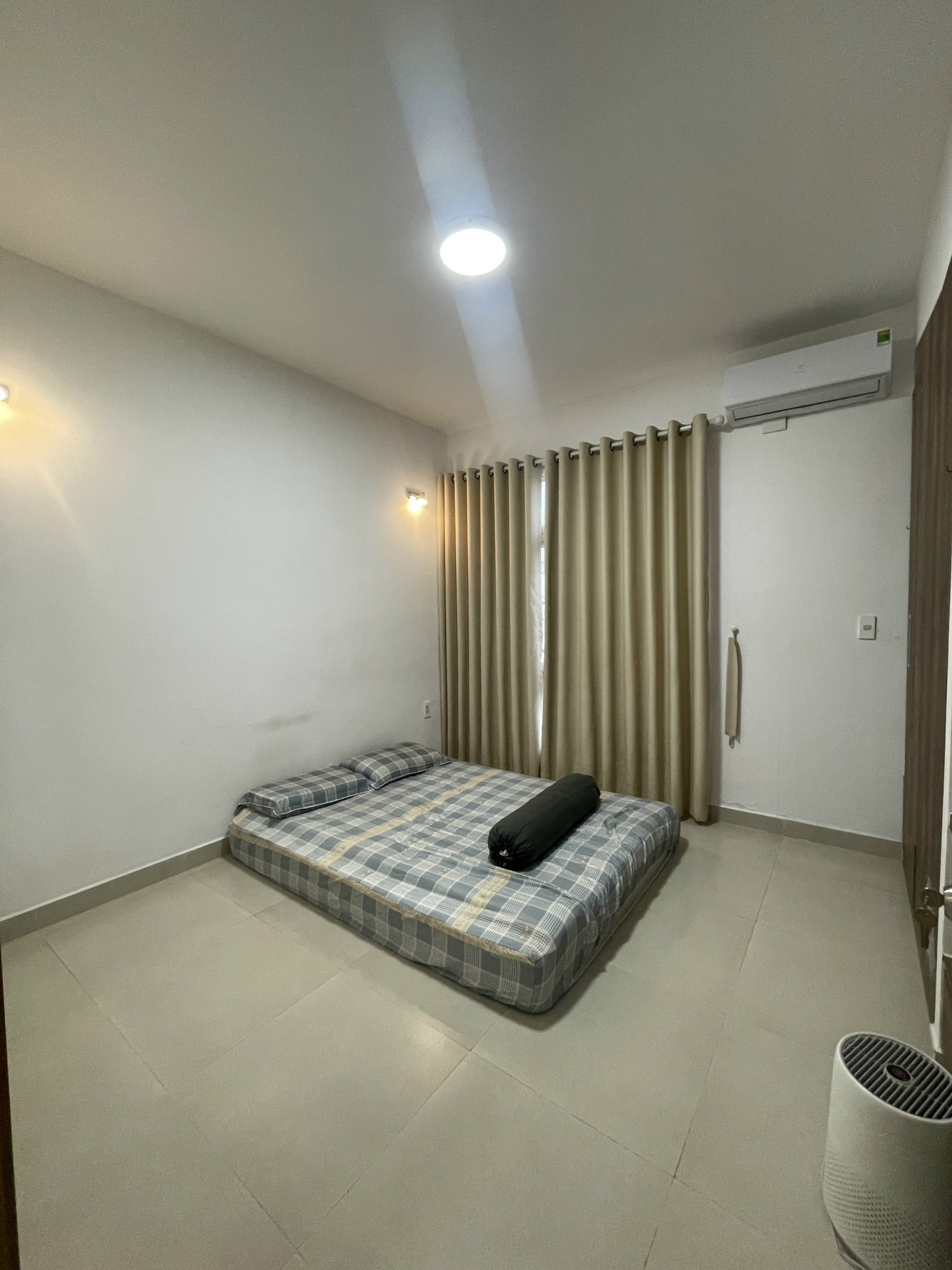 Cho thuê Penthouse Sky Garden 3, Phú Mỹ Hưng, Q.7, 330 m2, 2 Ban công lớn, Nhà đẹp siêu rộng phù hợp với gia đình lớn. Giá chỉ 35 triệu. Lh: hotline( Đình Hải) - 6762