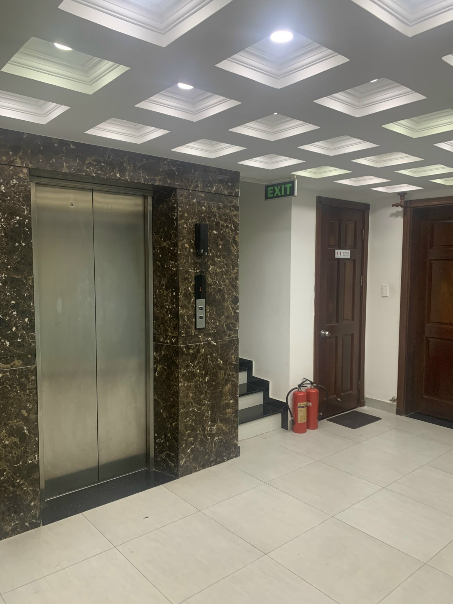 Bán Căn Hộ Dịch Vụ Đường Lớn Phú Mỹ Hưng - Quận 7. Diện tích: 6*18m. Nhà Có Thang Máy Và Hầm Với Thiết Kế 8 Phòng Riêng Biệt Và Đang Có HĐT 60Tr/ Tháng. Quý AC Quan Tâm Vui Lòng Liên Hệ: hotline Em Luân PMH. Cảm Ơn AC Đã Xem Tin - 6820