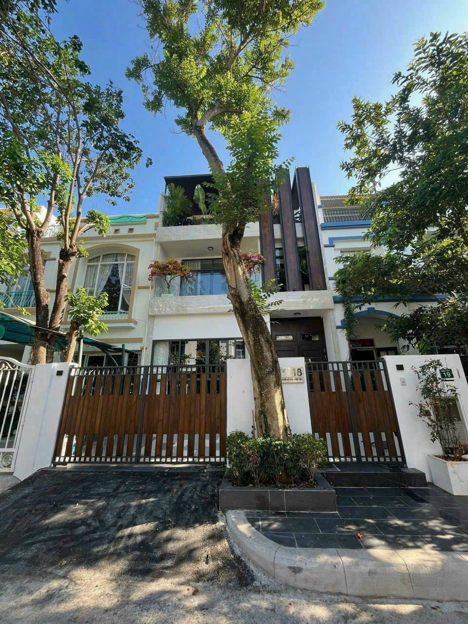 Bán Biệt Thự Khu Compound Hưng Thái - PHÚ MỸ HƯNG - Quận 7  - Nhà đẹp ở ngay ! DT 7x18m - TK 4PN. Sổ Hồng riêng, hướng Bắc . Giá bán 32 Tỷ. Quý AC Quan Tâm Vui Lòng Liên Hệ: hotline Em Thành Luân. Cảm ơn AC Đã Xem Tin 