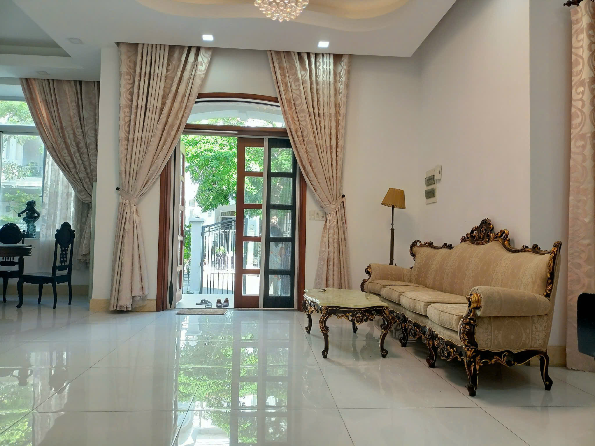 Bán biệt thự đơn lập Nam Viên, phú mỹ hưng, Q.7. Diện tích: 17,2x16m, trệt, 2 lầu, 5 phòng, nội thất cao cấp, giá chỉ 78 tỷ. Sổ hồng cầm tay. LH xem nhà : hotline Ngọc Thư ( zalo, viber) - 6886