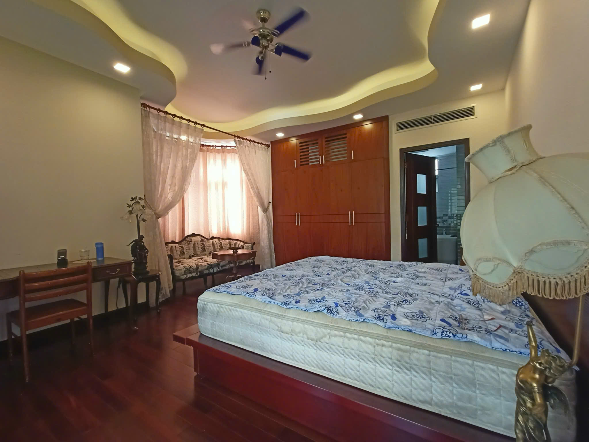 Bán biệt thự đơn lập Nam Viên, phú mỹ hưng, Q.7. Diện tích: 17,2x16m, trệt, 2 lầu, 5 phòng, nội thất cao cấp, giá chỉ 78 tỷ. Sổ hồng cầm tay. LH xem nhà : hotline Ngọc Thư ( zalo, viber) - 6888