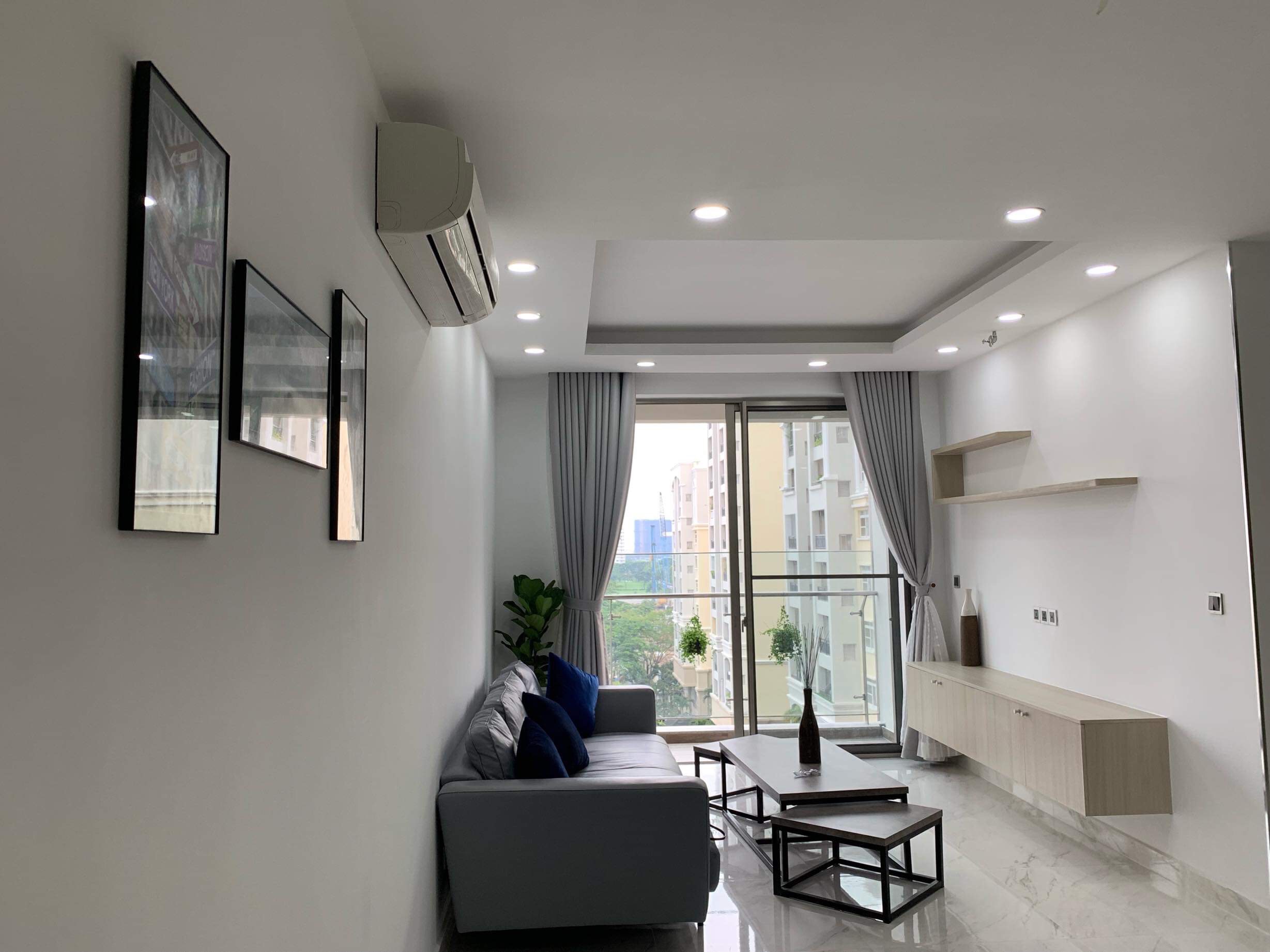 Cho thuê căn hộ Midtown The Grand Phú Mỹ Hưng. Diện tích: 90m, 2 phòng ngủ, 2wc, nội thất đầy đủ, view hướng Đông Nam thoáng mát, không bị chắn. Giá chỉ 24 triệu/ tháng . Quý khách xem nhà liên hệ: hotline Ngọc Thư ( zalo, viber)