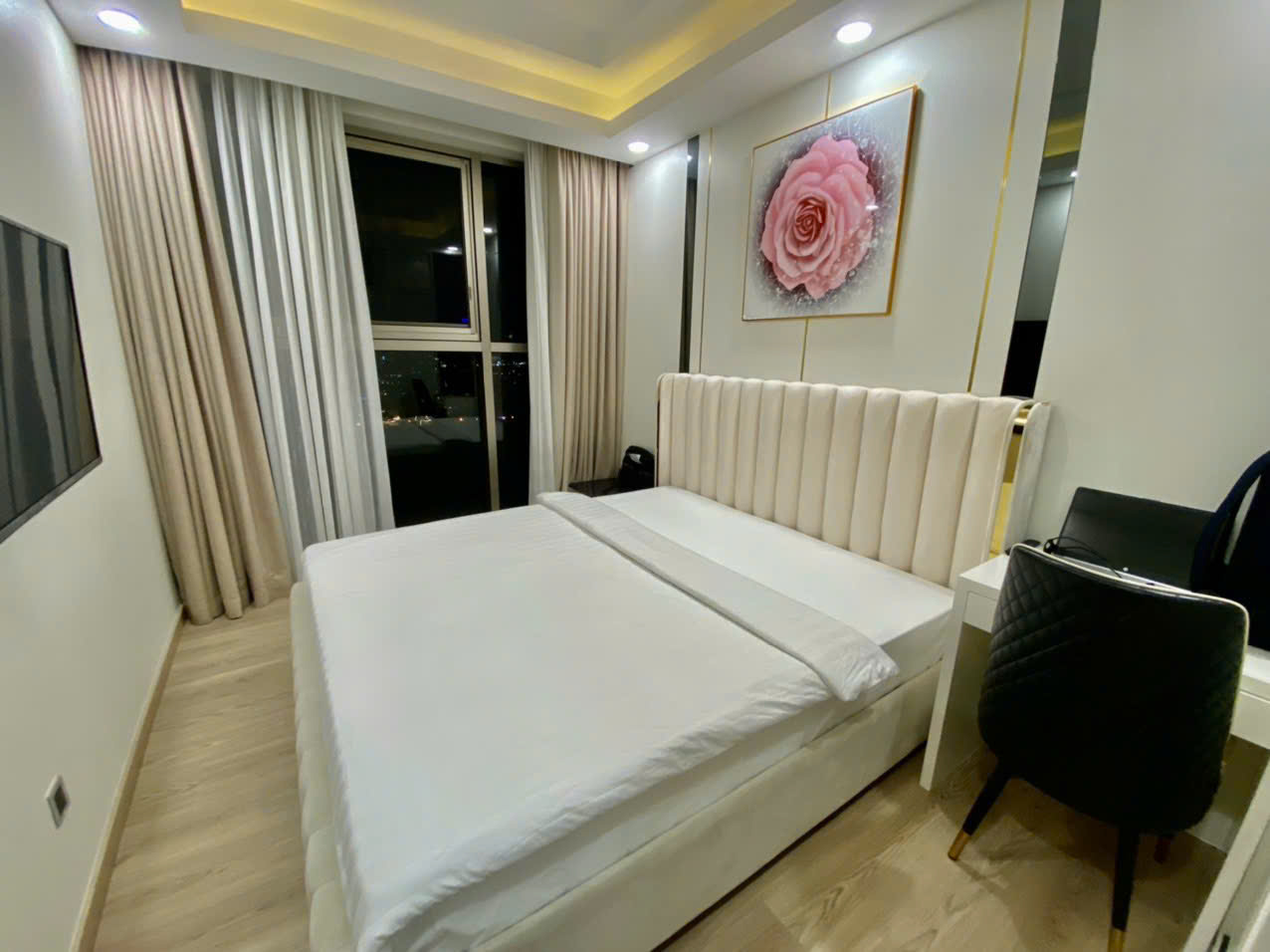 Bán căn hộ cao cấp Midtown The Singnature, phú mỹ hưng, quận 7. Diện tích: 115m, 3 phòng ngủ, view sông, hồ bơi, full nội thất cao câp. Đang cho thuê dài hạn, giá chỉ: 12,8 tỷ. Qúy khách xem nhà liên hệ:: hotline Ngọc Thư ( zalo, viber) - 6999