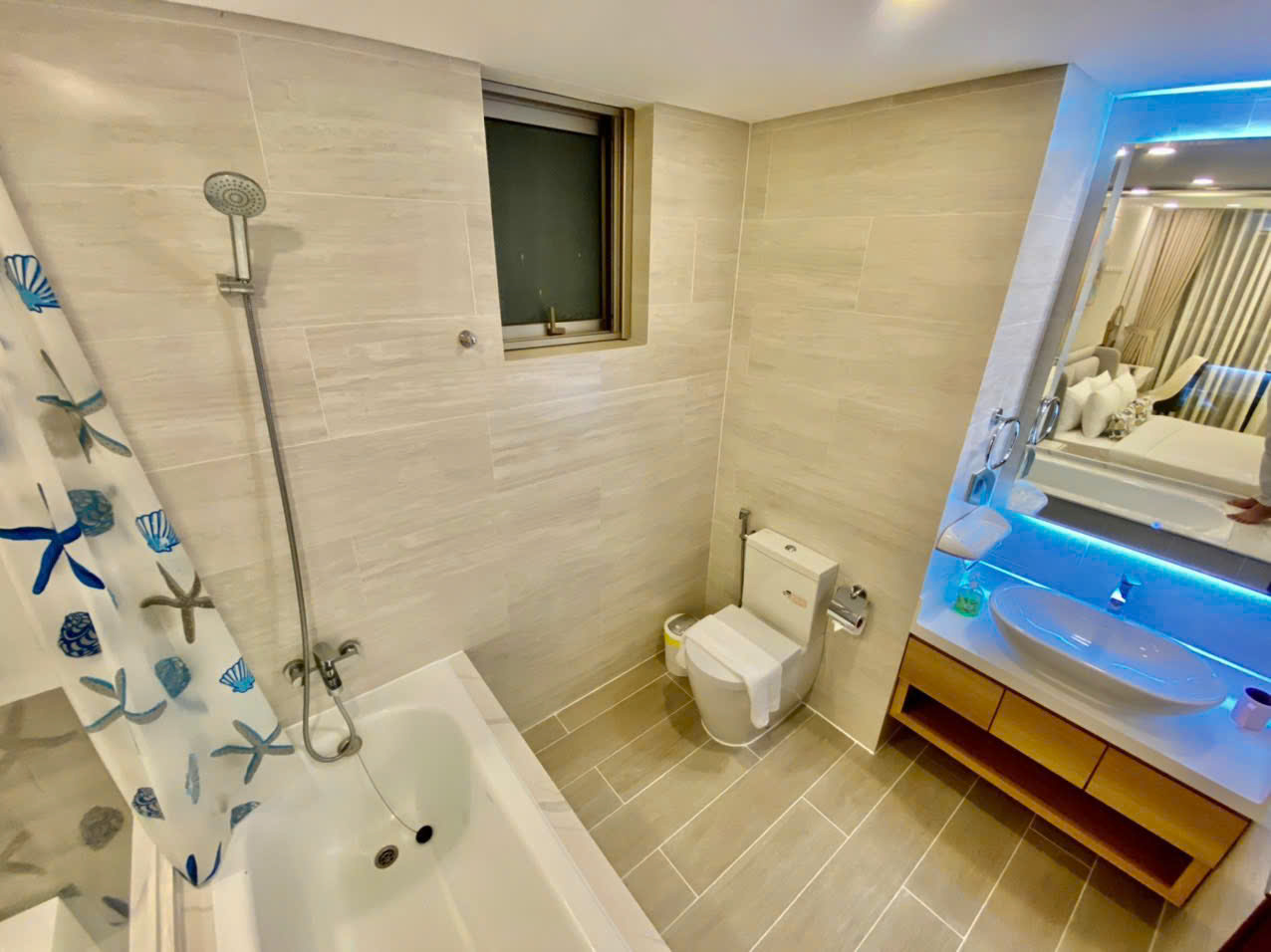 Bán căn hộ cao cấp Midtown The Singnature, phú mỹ hưng, quận 7. Diện tích: 115m, 3 phòng ngủ, view sông, hồ bơi, full nội thất cao câp. Đang cho thuê dài hạn, giá chỉ: 12,8 tỷ. Qúy khách xem nhà liên hệ:: hotline Ngọc Thư ( zalo, viber) - 7001