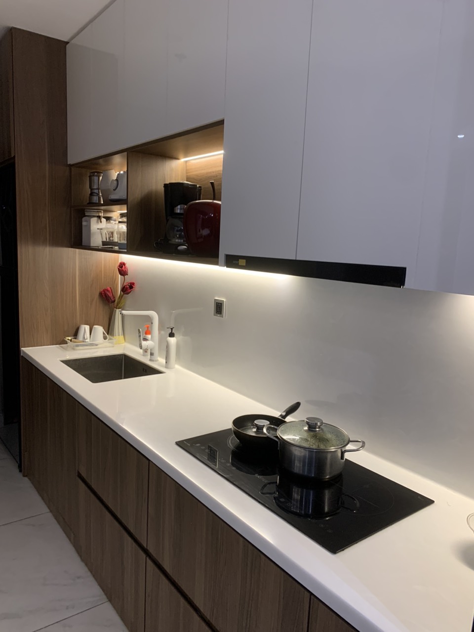Bán căn hộ cao cấp Midtown The Singnature, phú mỹ hưng, quận 7. Diện tích: 82m, 2 phòng ngủ, view nội khu, hướng Đông Nam, full nội thất cao câp. Đang cho thuê dài hạn, giá chỉ: 7 tỷ. Qúy khách xem nhà liên hệ:: hotline Ngọc Thư ( zalo, viber) - 7014