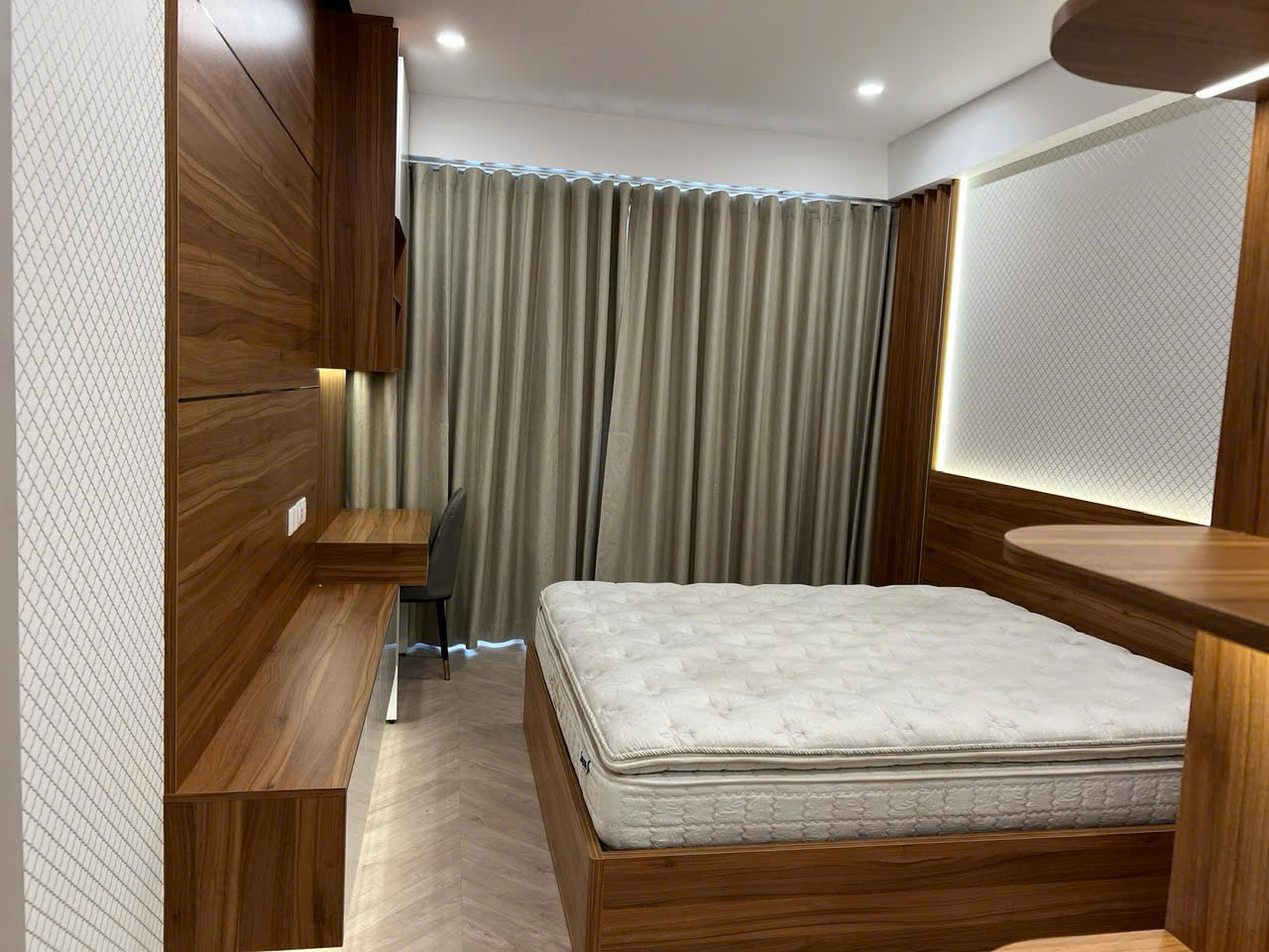 Cho thuê căn hộ cao cấp Antonia- Phú Mỹ Hưng. DIện tích: 81m, nhà mới thiết kế, 2 phòng ngủ, view biệt thự tháng mát.  giá chỉ: 28 triệu/ tháng. Anh chị xem nhà liên hệ: hotline Ngọc Thư ( zalo, viber) - 7022