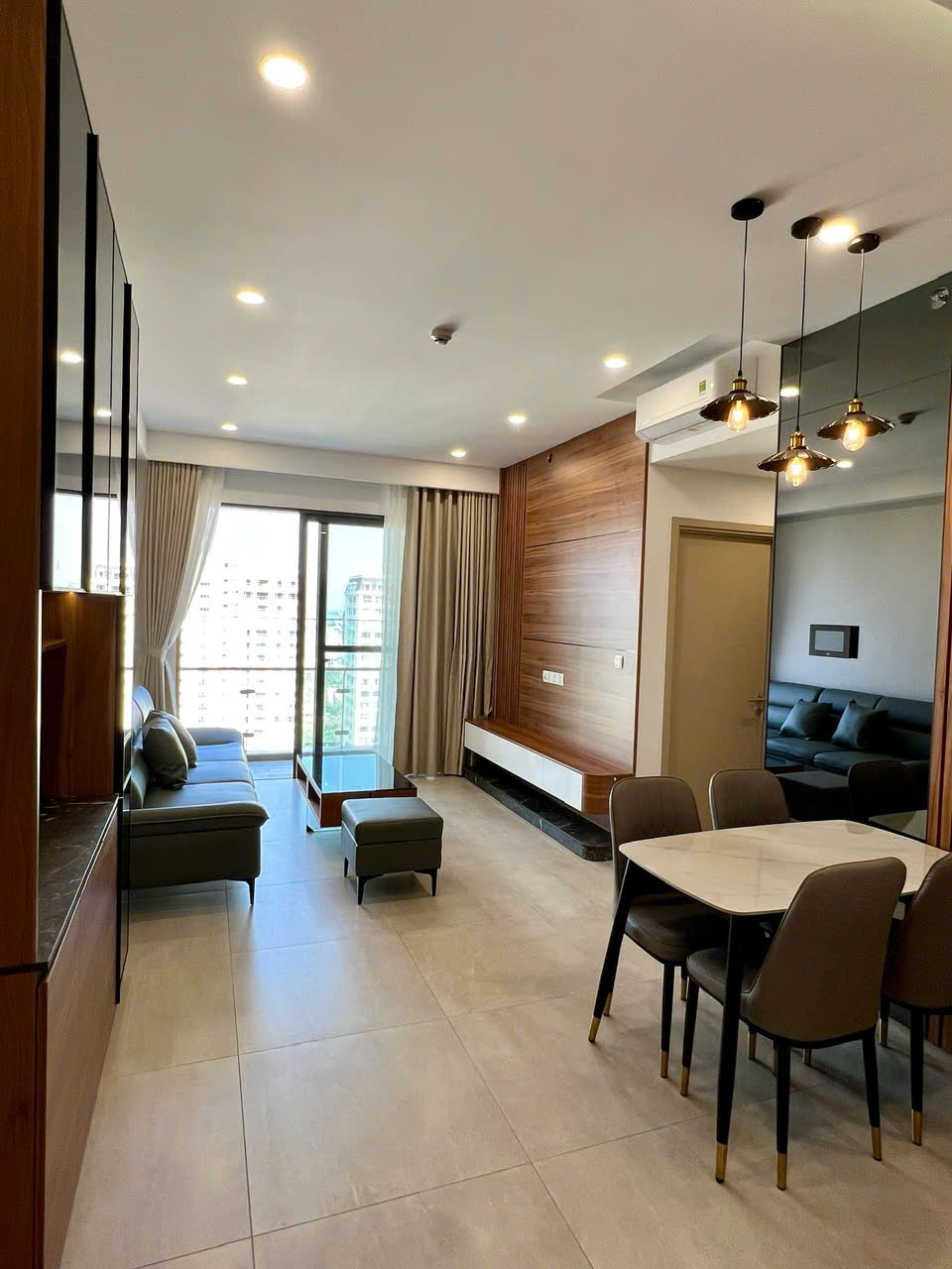 Cho thuê căn hộ cao cấp Antonia- Phú Mỹ Hưng. DIện tích: 81m, nhà mới thiết kế, 2 phòng ngủ, view biệt thự tháng mát.  giá chỉ: 28 triệu/ tháng. Anh chị xem nhà liên hệ: hotline Ngọc Thư ( zalo, viber) - 7021