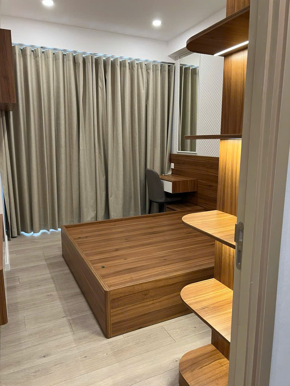 Cho thuê căn hộ cao cấp Antonia- Phú Mỹ Hưng. DIện tích: 81m, nhà mới thiết kế, 2 phòng ngủ, view biệt thự tháng mát.  giá chỉ: 28 triệu/ tháng. Anh chị xem nhà liên hệ: hotline Ngọc Thư ( zalo, viber) - 7023