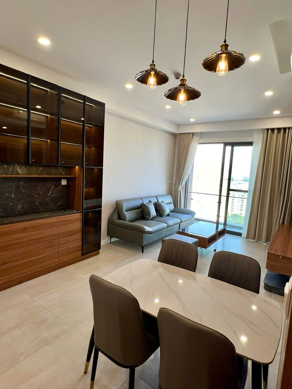 Cho thuê căn hộ cao cấp Antonia- Phú Mỹ Hưng. DIện tích: 81m, nhà mới thiết kế, 2 phòng ngủ, view biệt thự tháng mát.  giá chỉ: 28 triệu/ tháng. Anh chị xem nhà liên hệ: hotline Ngọc Thư ( zalo, viber) - 7020