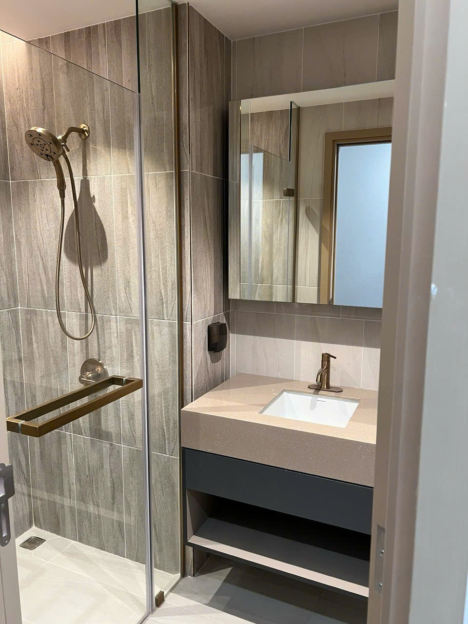 Cho thuê căn hộ cao cấp Antonia- Phú Mỹ Hưng. DIện tích: 81m, nhà mới thiết kế, 2 phòng ngủ, view biệt thự tháng mát.  giá chỉ: 28 triệu/ tháng. Anh chị xem nhà liên hệ: hotline Ngọc Thư ( zalo, viber) - 7024