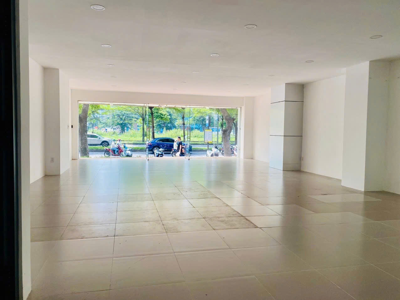 Bán hoặc cho thuê Shop Sky Garden 1 mặt tiền đường Nguyễn Văn Linh, gần Vivo City và phố Thương Mại Ẩm Thực Quận 7 - Địa chỉ: 1048 Nguyễn Văn Linh - P. Tân Phong, Q.7 - Diện tích: 104m2 - tầng trệt - Giá thuê 50tr/tháng - Giá bán 19ty Liên Hệ: hotline Em Luân PMH - 7105