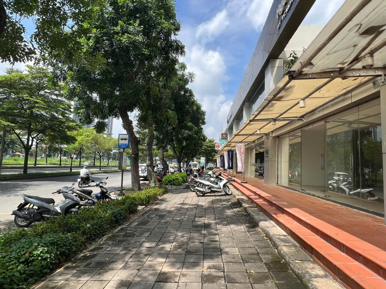 Bán hoặc cho thuê Shop Sky Garden 1 mặt tiền đường Nguyễn Văn Linh, gần Vivo City và phố Thương Mại Ẩm Thực Quận 7 - Địa chỉ: 1048 Nguyễn Văn Linh - P. Tân Phong, Q.7 - Diện tích: 104m2 - tầng trệt - Giá thuê 50tr/tháng - Giá bán 19ty Liên Hệ: hotline Em Luân PMH - 7107