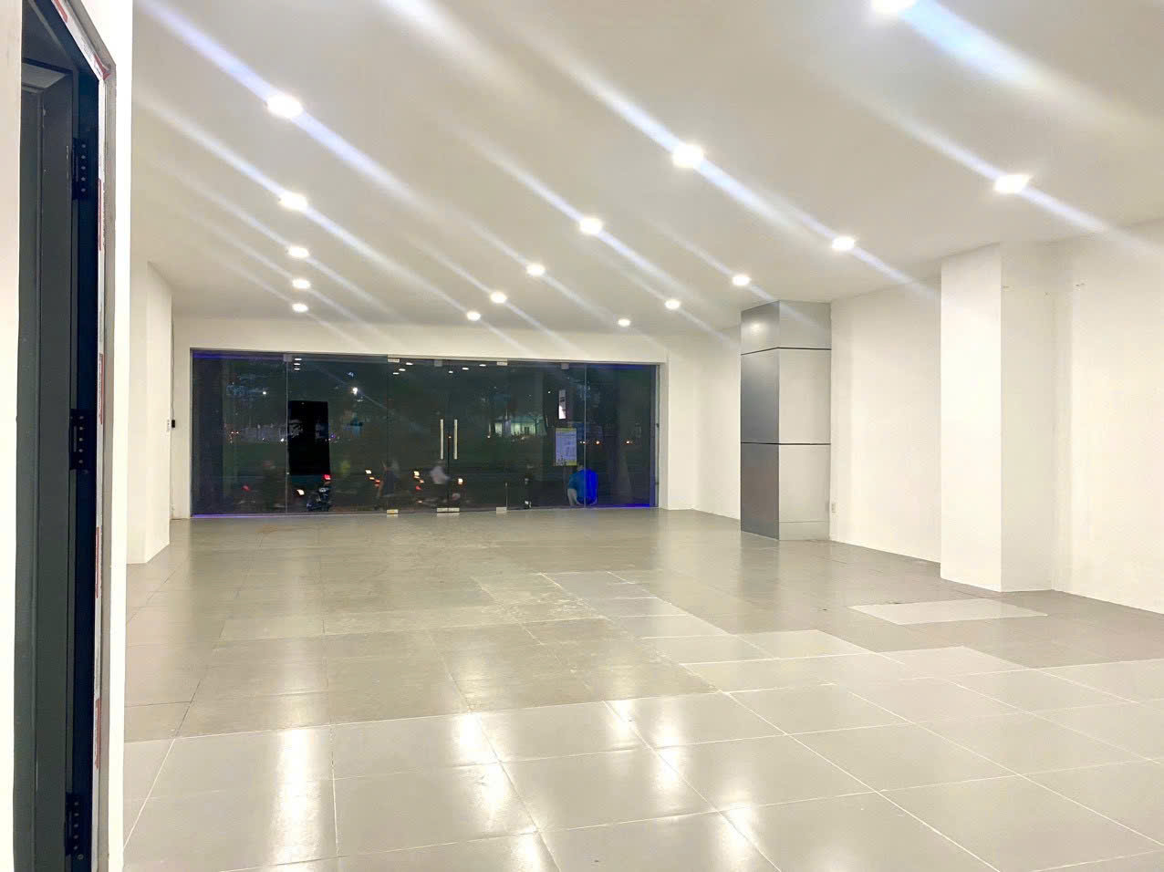Bán hoặc cho thuê Shop Sky Garden 1 mặt tiền đường Nguyễn Văn Linh, gần Vivo City và phố Thương Mại Ẩm Thực Quận 7 - Địa chỉ: 1048 Nguyễn Văn Linh - P. Tân Phong, Q.7 - Diện tích: 104m2 - tầng trệt - Giá thuê 50tr/tháng - Giá bán 19ty Liên Hệ: hotline Em Luân PMH - 7106