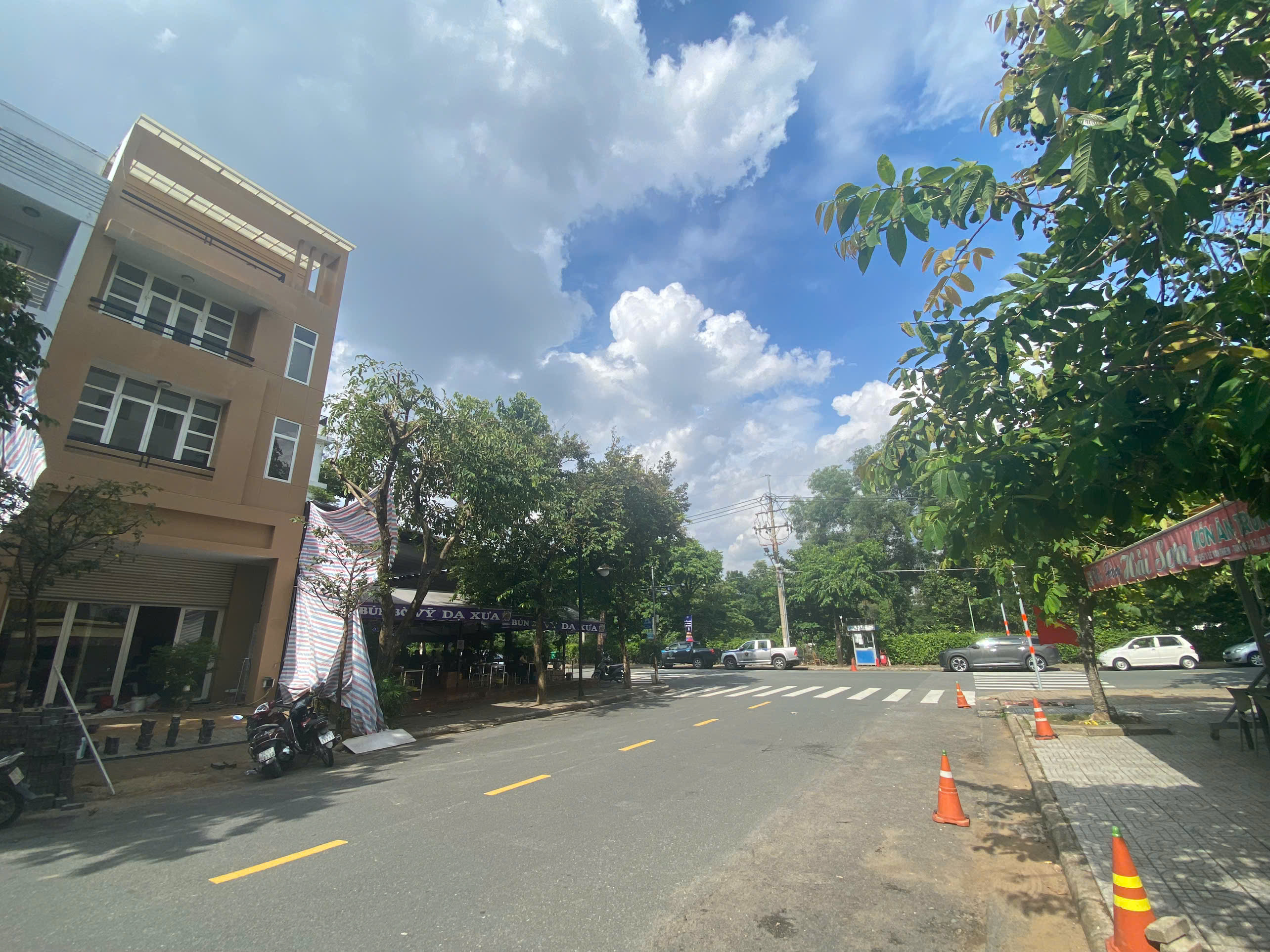 Cho Thuê Nhà Phố Hưng Phước Đường Lớn Kinh Doanh Lê Văn Thêm - Cạnh Bún Bò Vỹ Dạ Xưa. Nhà Thiết Kế 4PN với Nội Thất Cơ Bản. Phù Hợp Để Làm Văn Phòng - Showroom - Spa .... Liên Hệ: hotline Thành Luân PMH - 7109