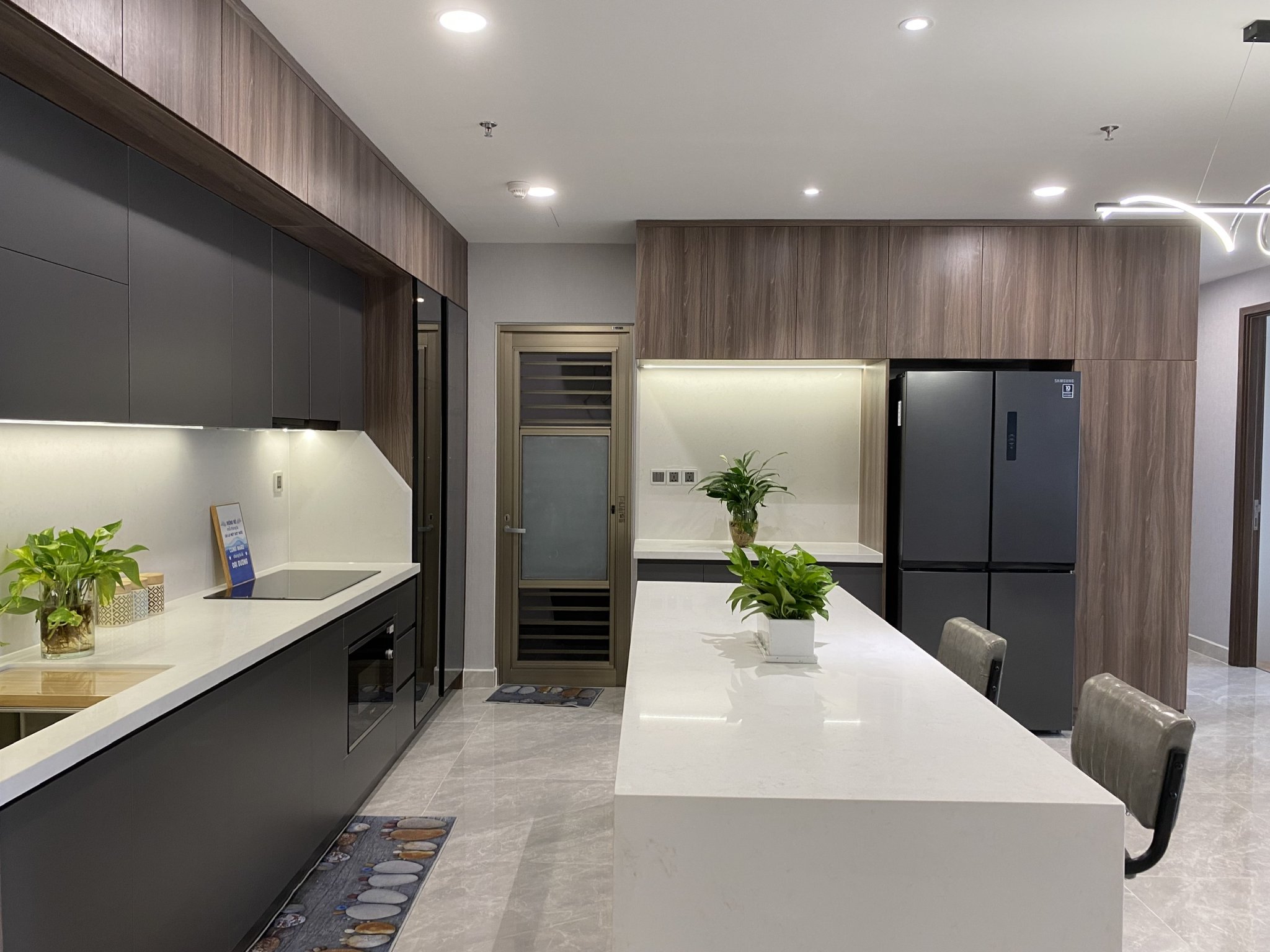 Cần bán căn hộ cao cấp Midtown The Peak, phú mỹ hưng, quận 7. Diện tích: 130m, 3 phòng ngủ, nội thất cao cấp. Căn góc giữa, view sông, hồ bơi hướng Tây Bắc. Gía chỉ 13,9 tỷ . Anh chị xem nhà liên hệ: hotline Ngọc Thư ( zalo, viber) - 7174